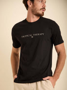 Camiseta Tropical Therapy preta da Greenish, modelo básico e confortável, ideal para o dia a dia.