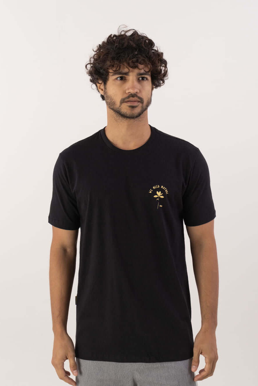 Camiseta Nature preta da Greenish, feita em 100% algodão, ideal para looks casuais e streetwear.