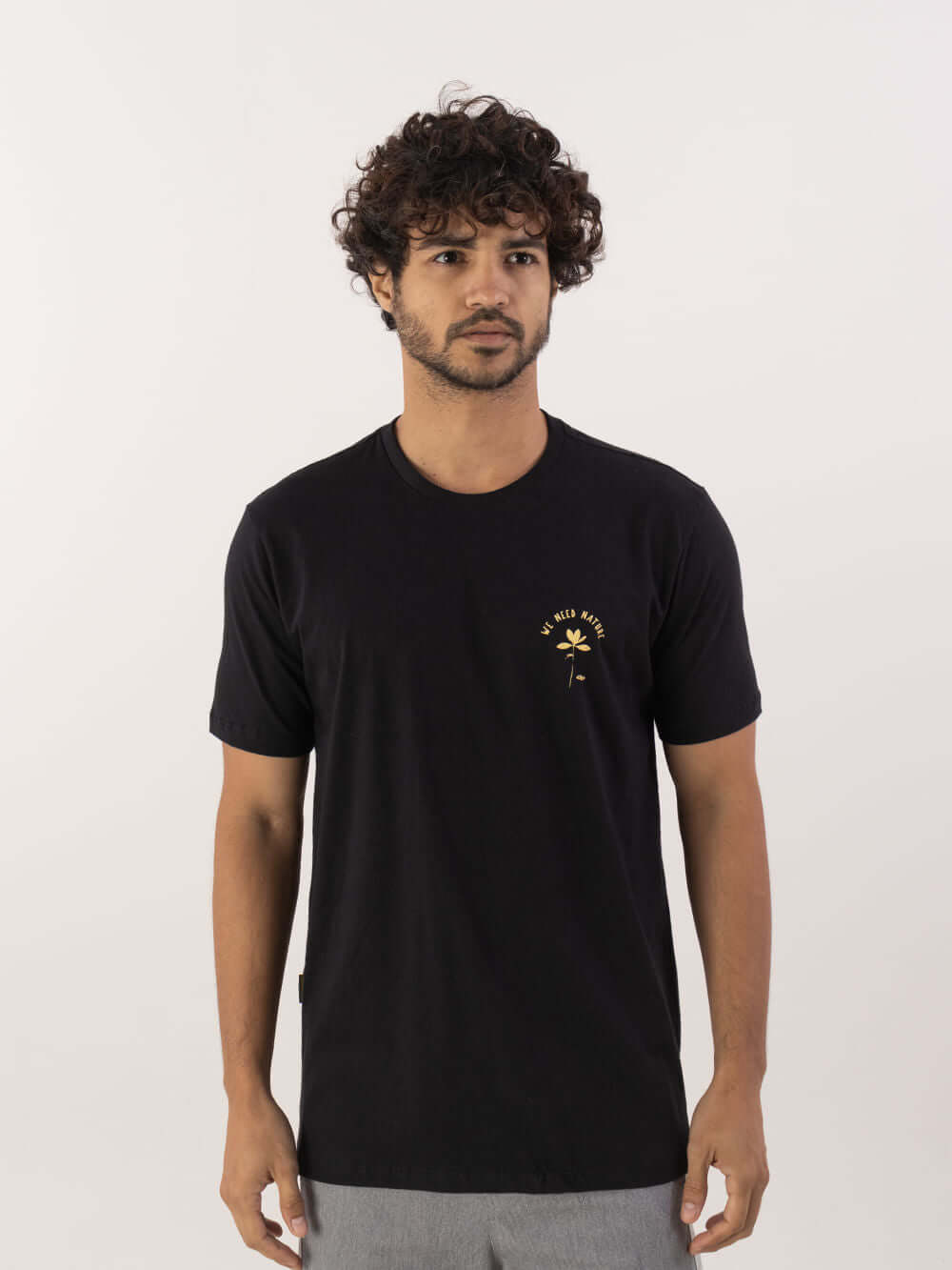 Camiseta Nature preta da Greenish, feita em 100% algodão, ideal para looks casuais e streetwear.