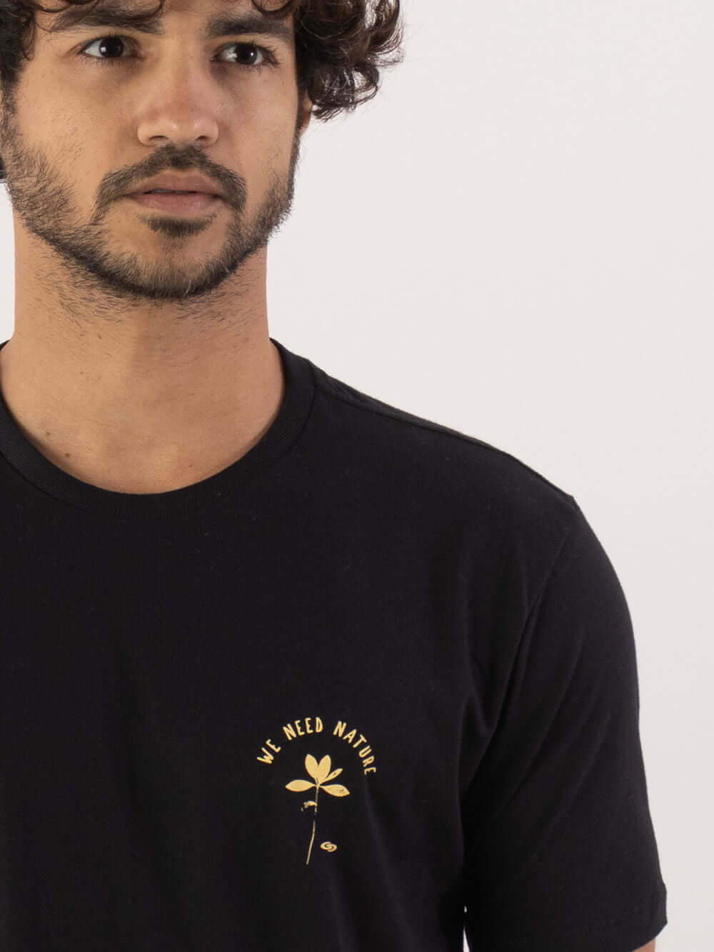 Camiseta Nature preta da Greenish com estampa 'We Need Nature', ideal para looks streetwear. 100% algodão.