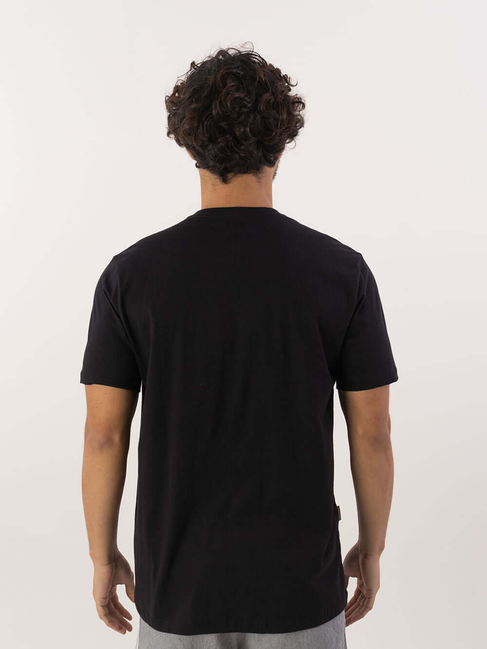 Camiseta Nature - Preto da marca Greenish, vista de costas, feita em 100% algodão para conforto no estilo streetwear.