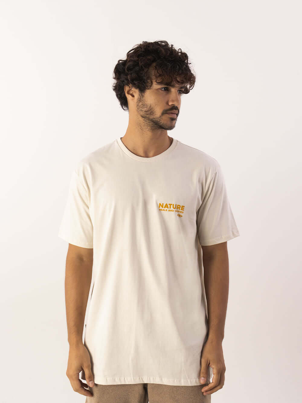 Camiseta Nature Heals da Greenish, em algodão, básica e versátil, ideal para looks casuais e praianos.