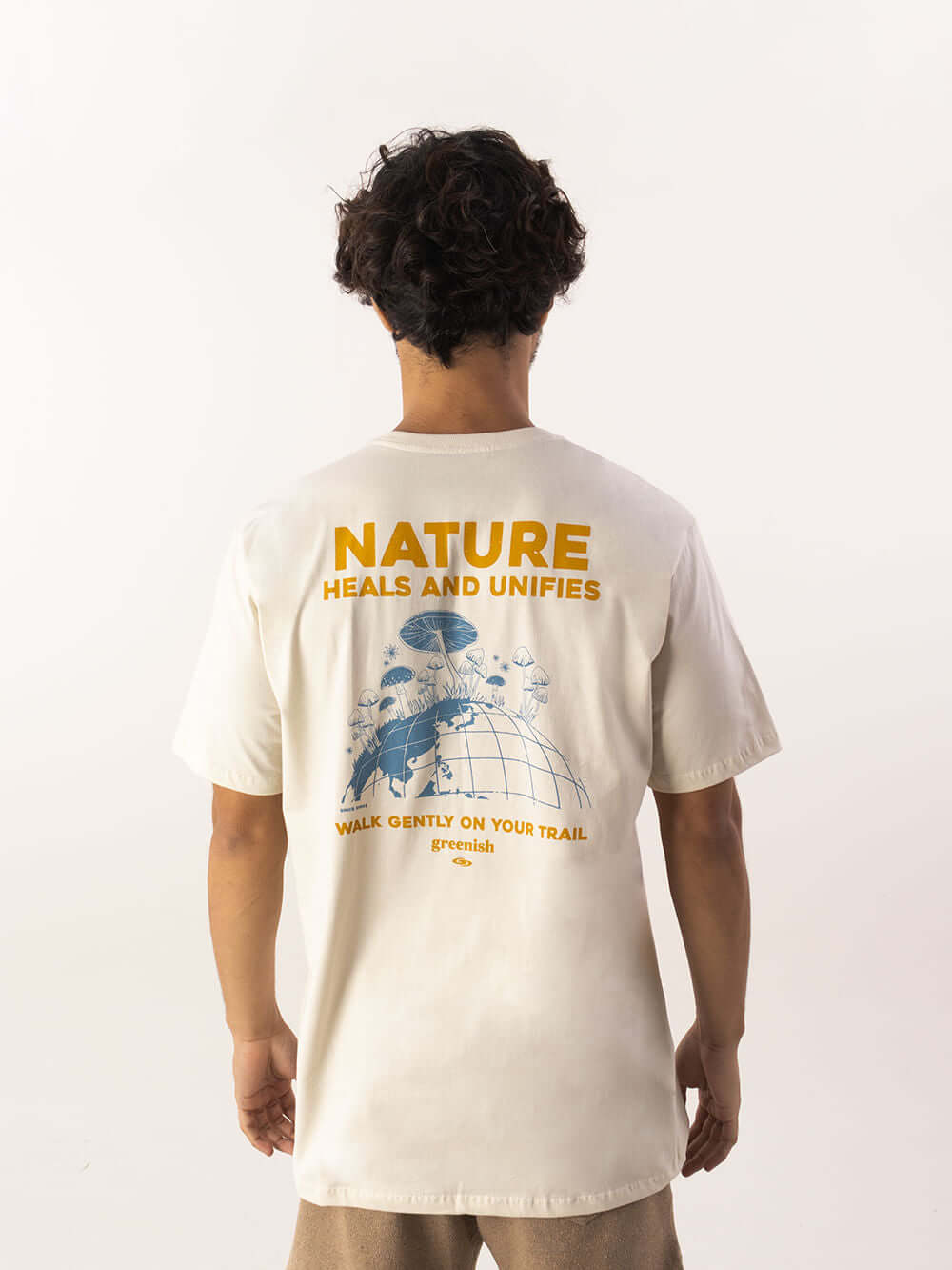 Camiseta Greenish Nature Heals, modelo básico com estampa criativa, perfeita para looks casuais e praianos.