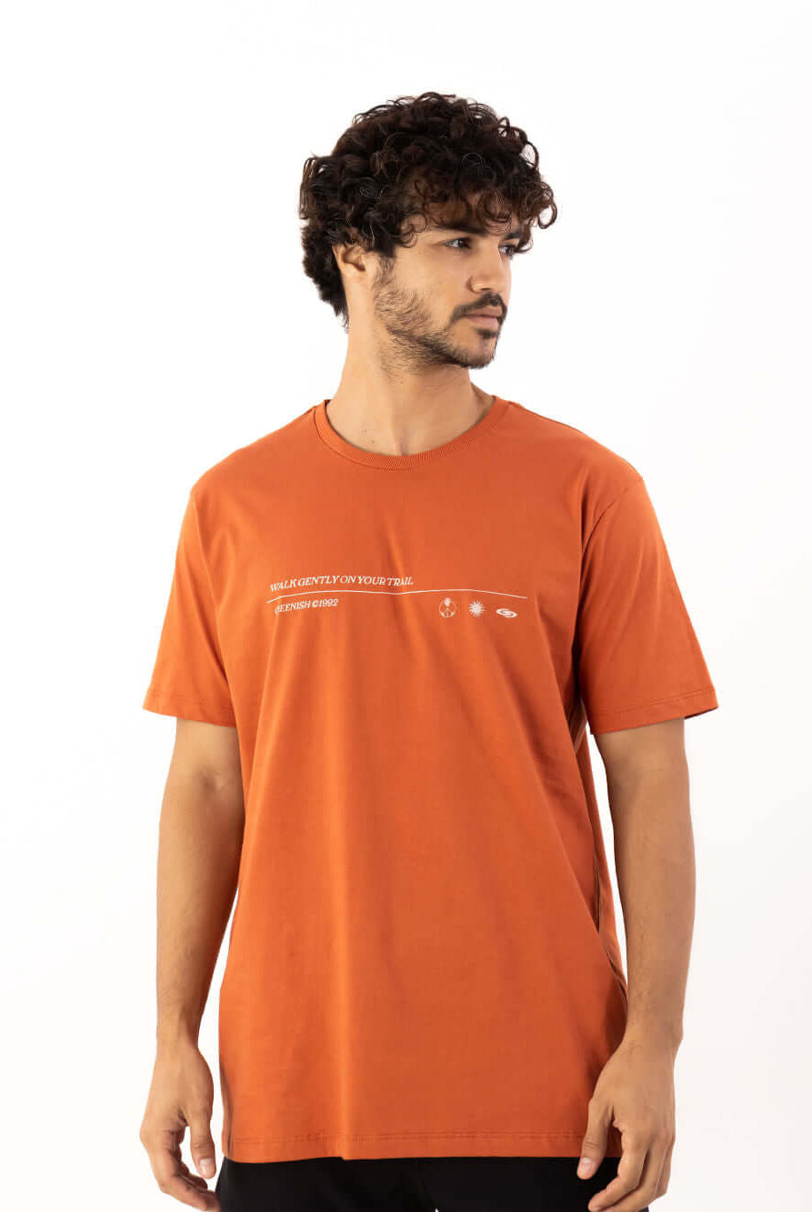 Camiseta masculina laranja da Greenish com estampa exclusiva e estilo vintage, ideal para o dia a dia.