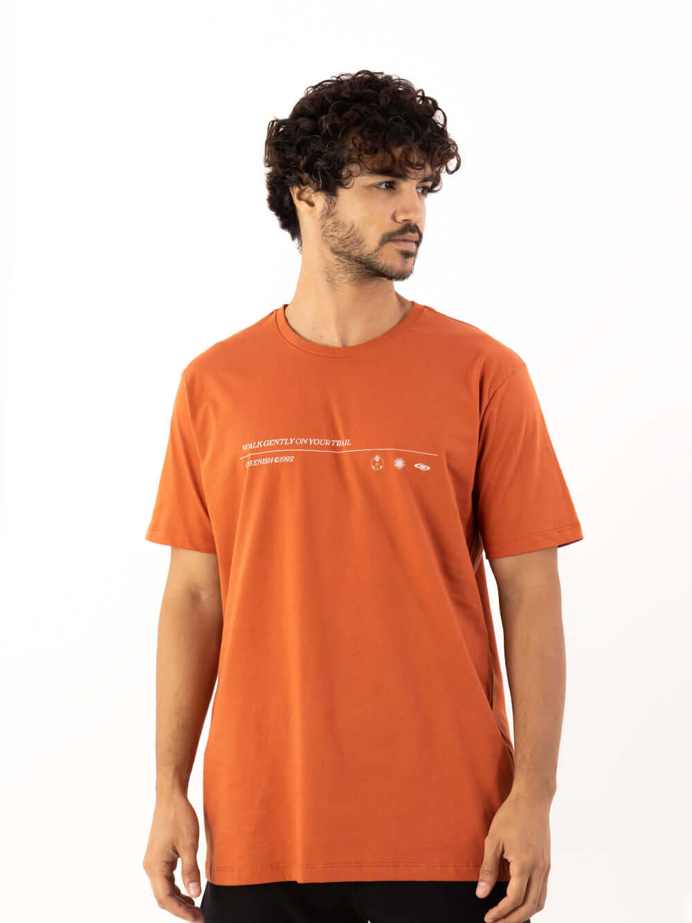 Camiseta masculina laranja da Greenish com estampa exclusiva e estilo vintage, ideal para o dia a dia.