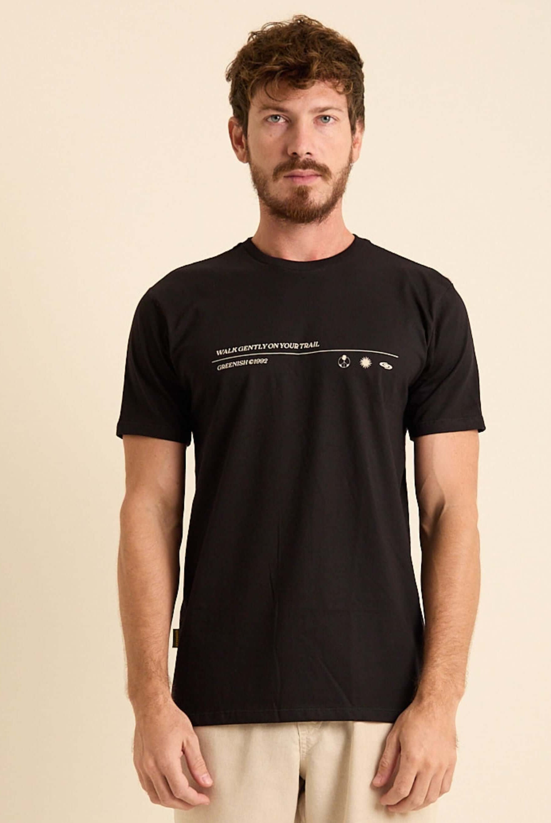 Camiseta preta 'Walk Gently On Your Trail' da Greenish, com estampa minimalista e toque suave em 100% algodão.