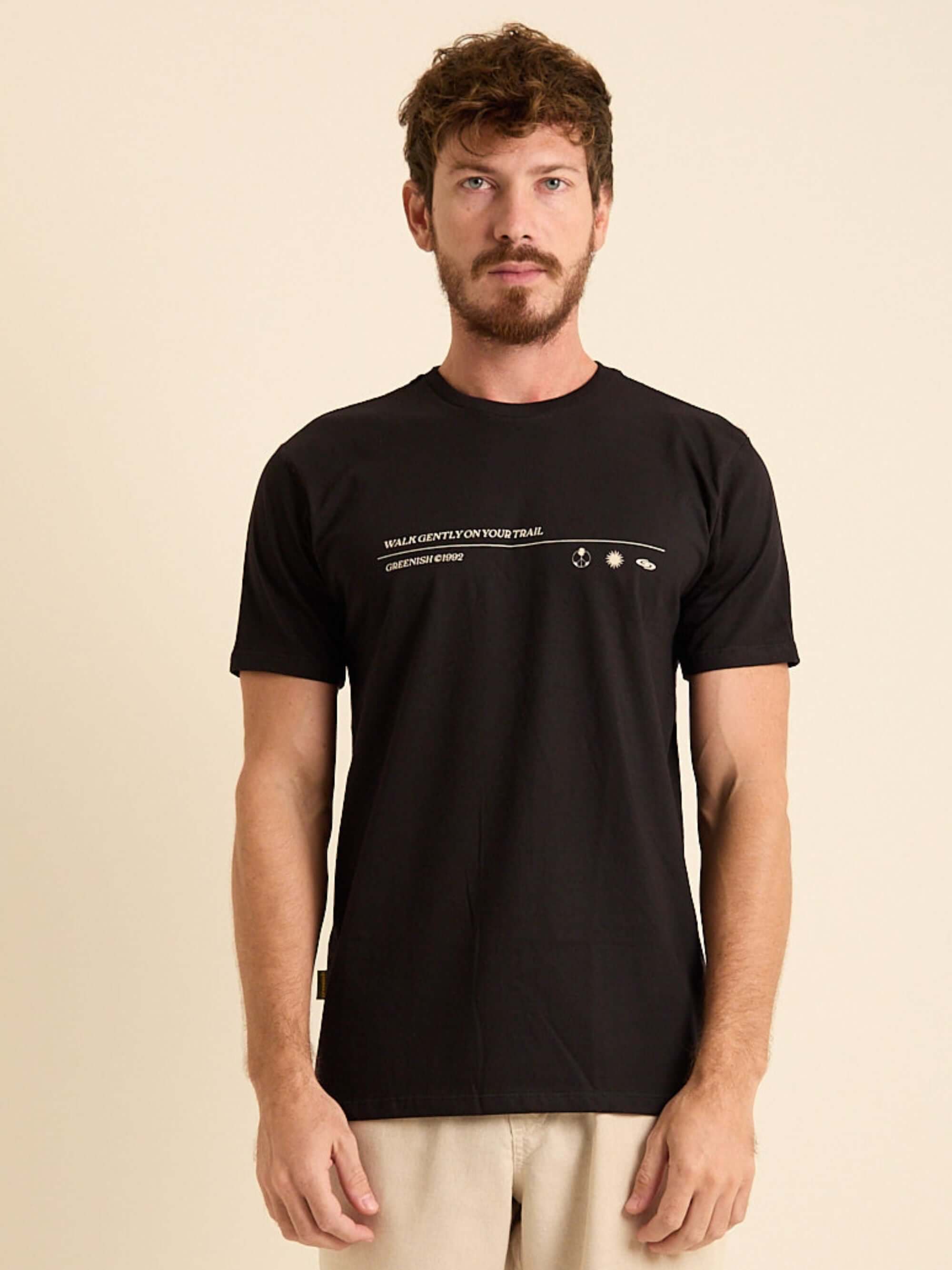 Camiseta preta 'Walk Gently On Your Trail' da Greenish, com estampa minimalista e toque suave em 100% algodão.