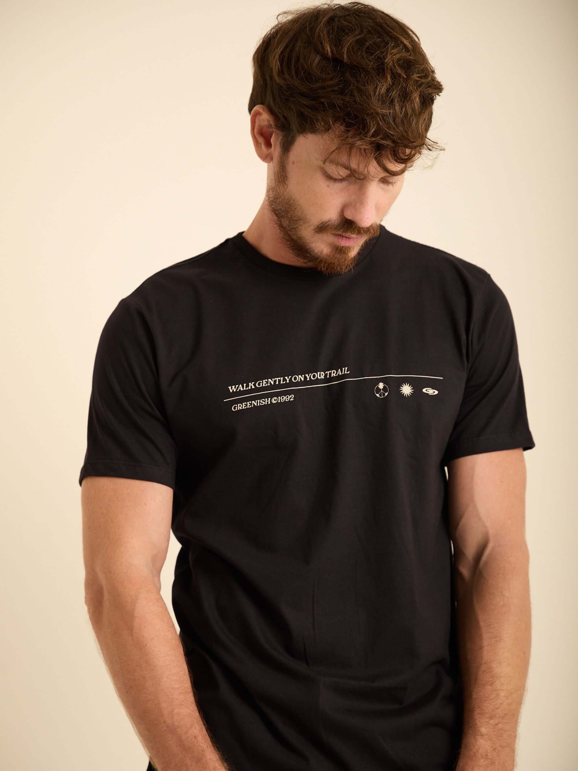 Camiseta preta Walk Gently On Your Trail da Greenish, estilo minimalista e confortável, perfeita para o dia a dia.