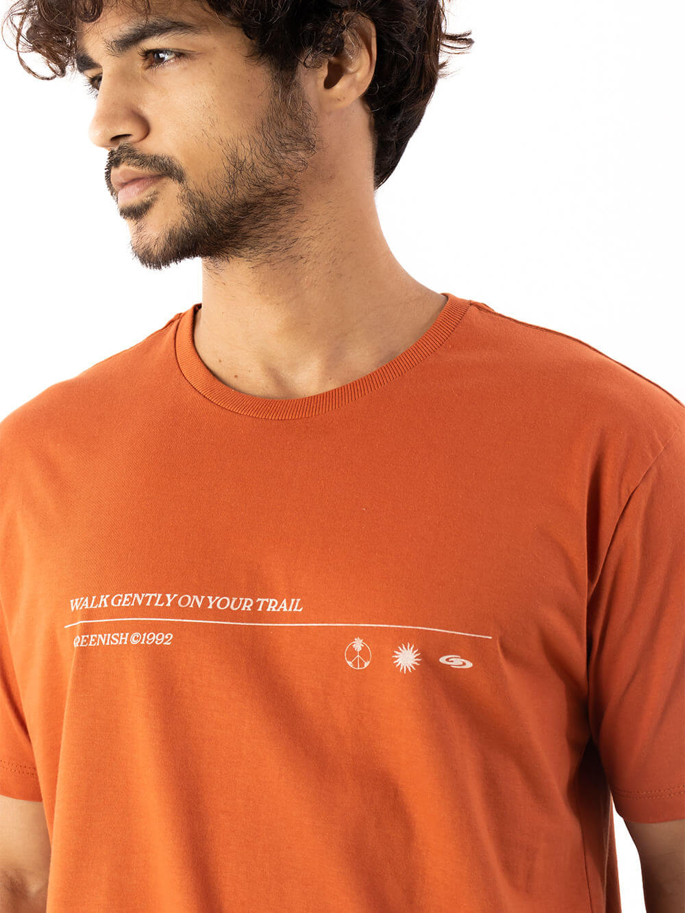 Camiseta masculina laranja da Greenish com estampa minimalista "Walk Gently On Your Trail".