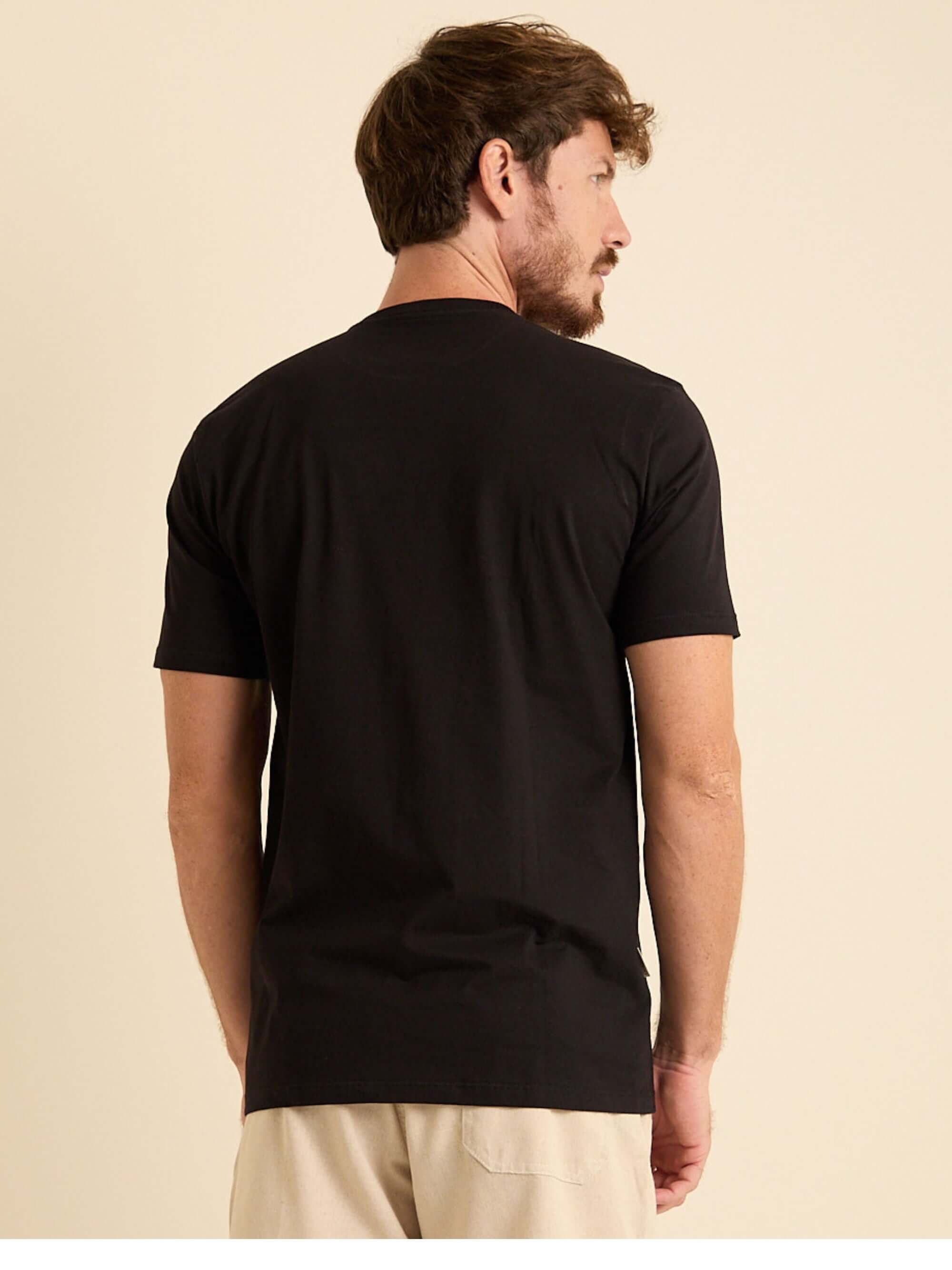 Camiseta preta masculina da Greenish, vista de costas, estilo minimalista e toque macio, ideal para o dia a dia.