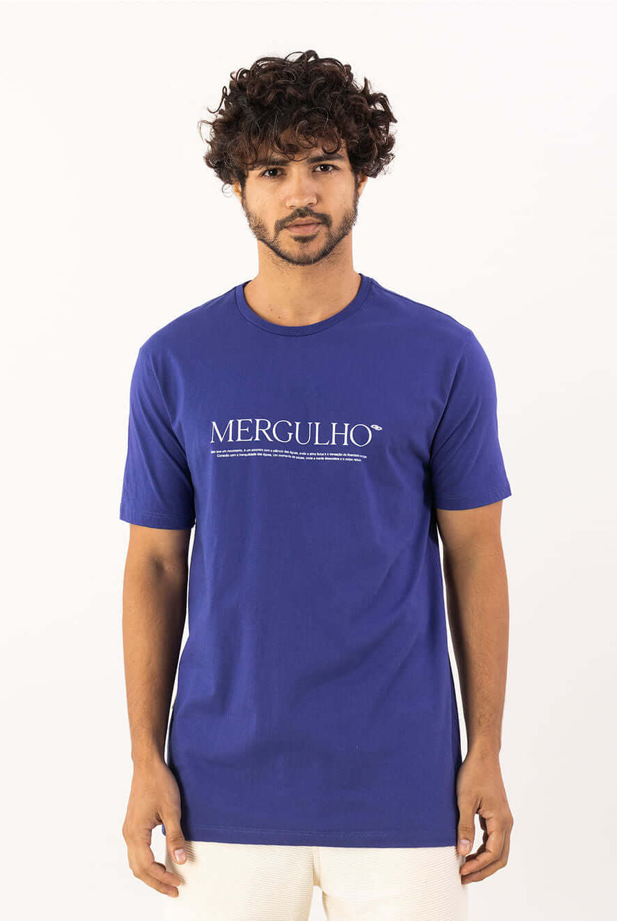 Camiseta Mergulho azul royal da Greenish, feita em 100% algodão, modelo clássico com estampa minimalista.