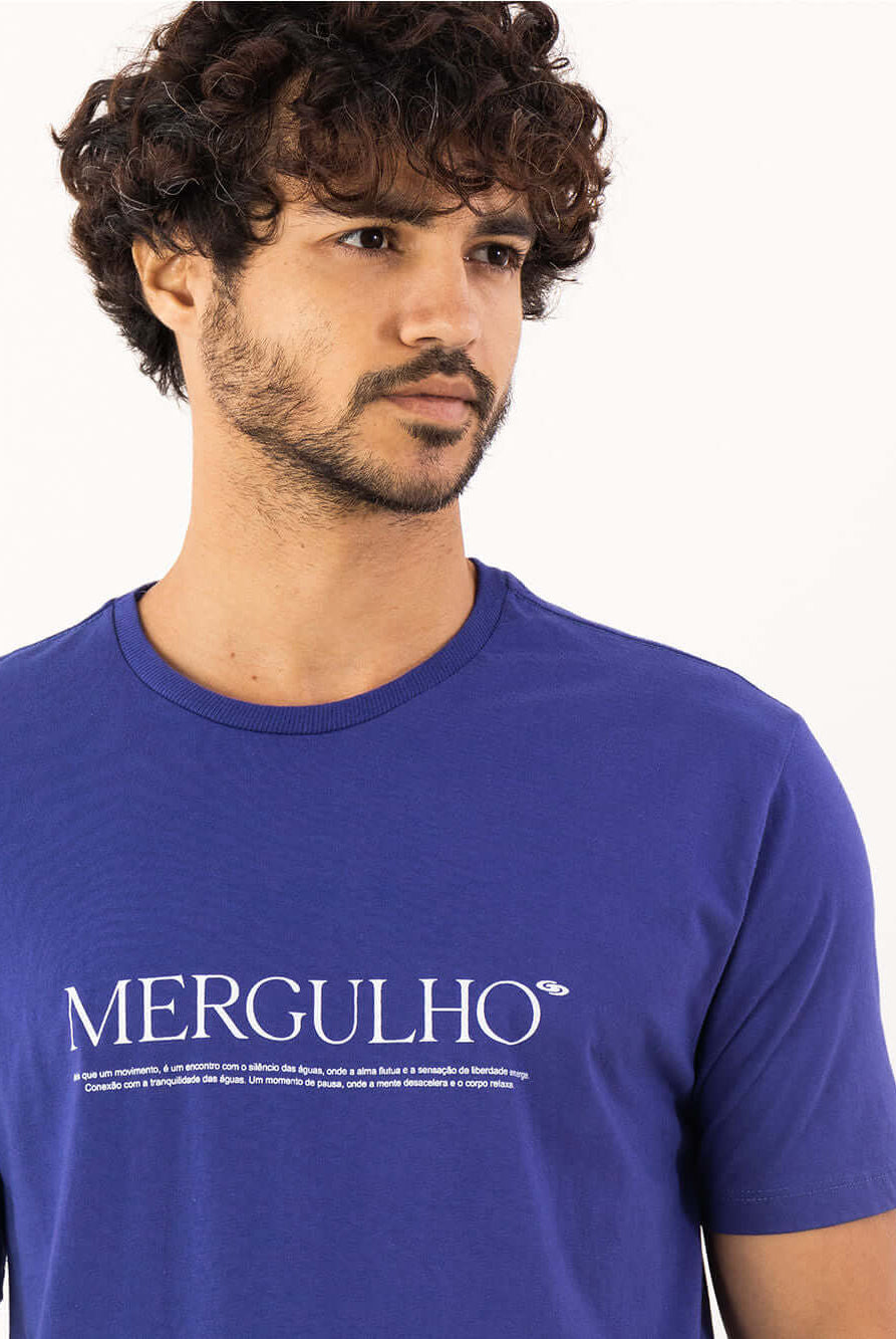 Camiseta Mergulho azul royal da Greenish, modelo básico e atemporal para o dia a dia.