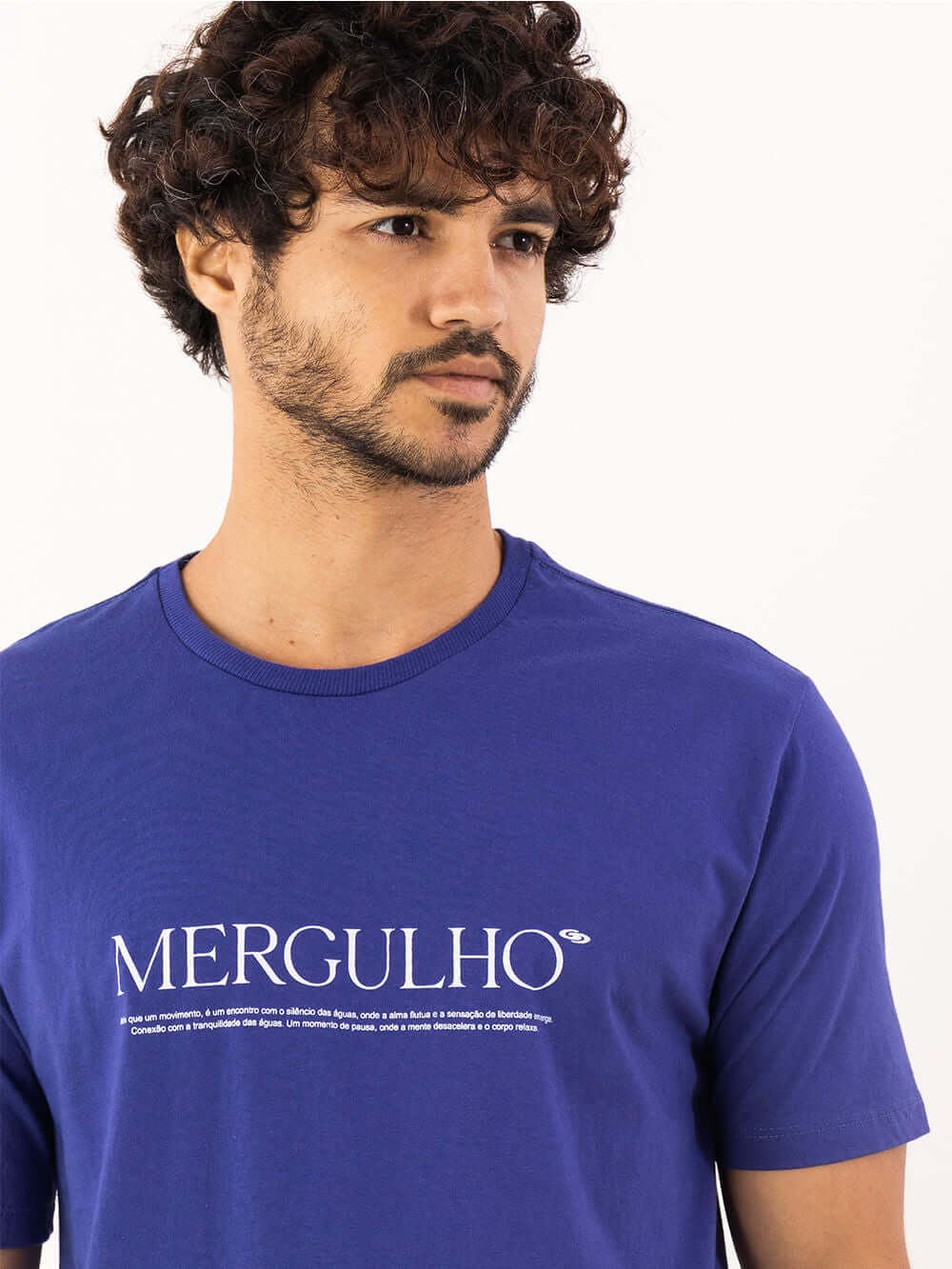 Camiseta Mergulho azul royal da Greenish, modelo básico e atemporal para o dia a dia.
