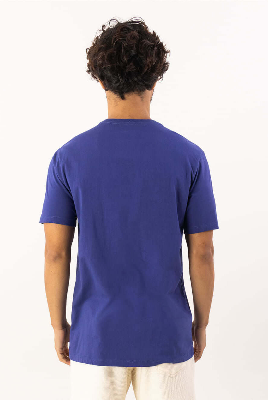 Camiseta Mergulho azul royal da Greenish, vista traseira, modelo minimalista em 100% algodão.