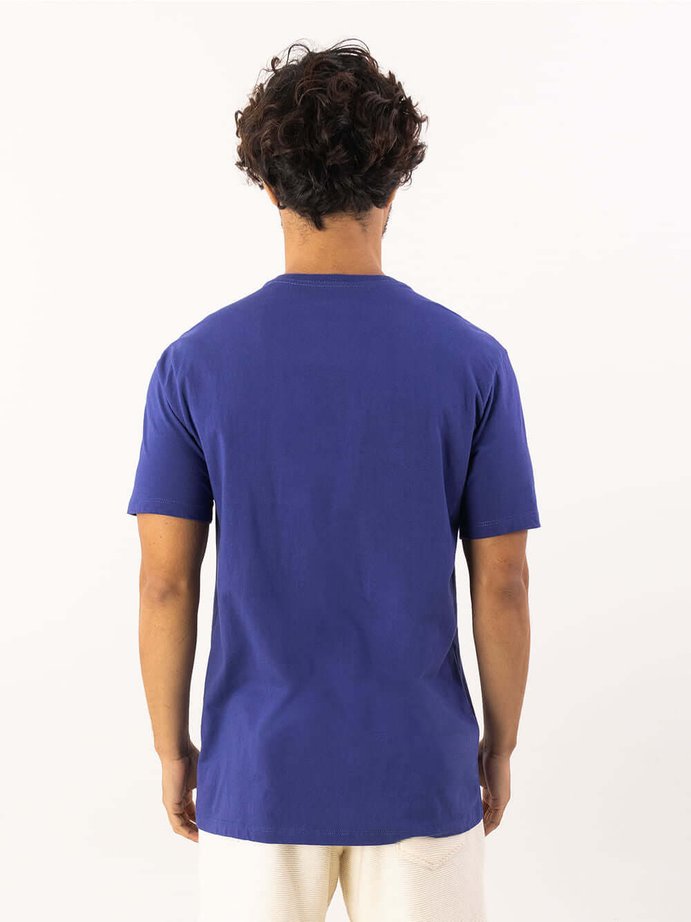 Camiseta Mergulho azul royal da Greenish, vista traseira, modelo minimalista em 100% algodão.