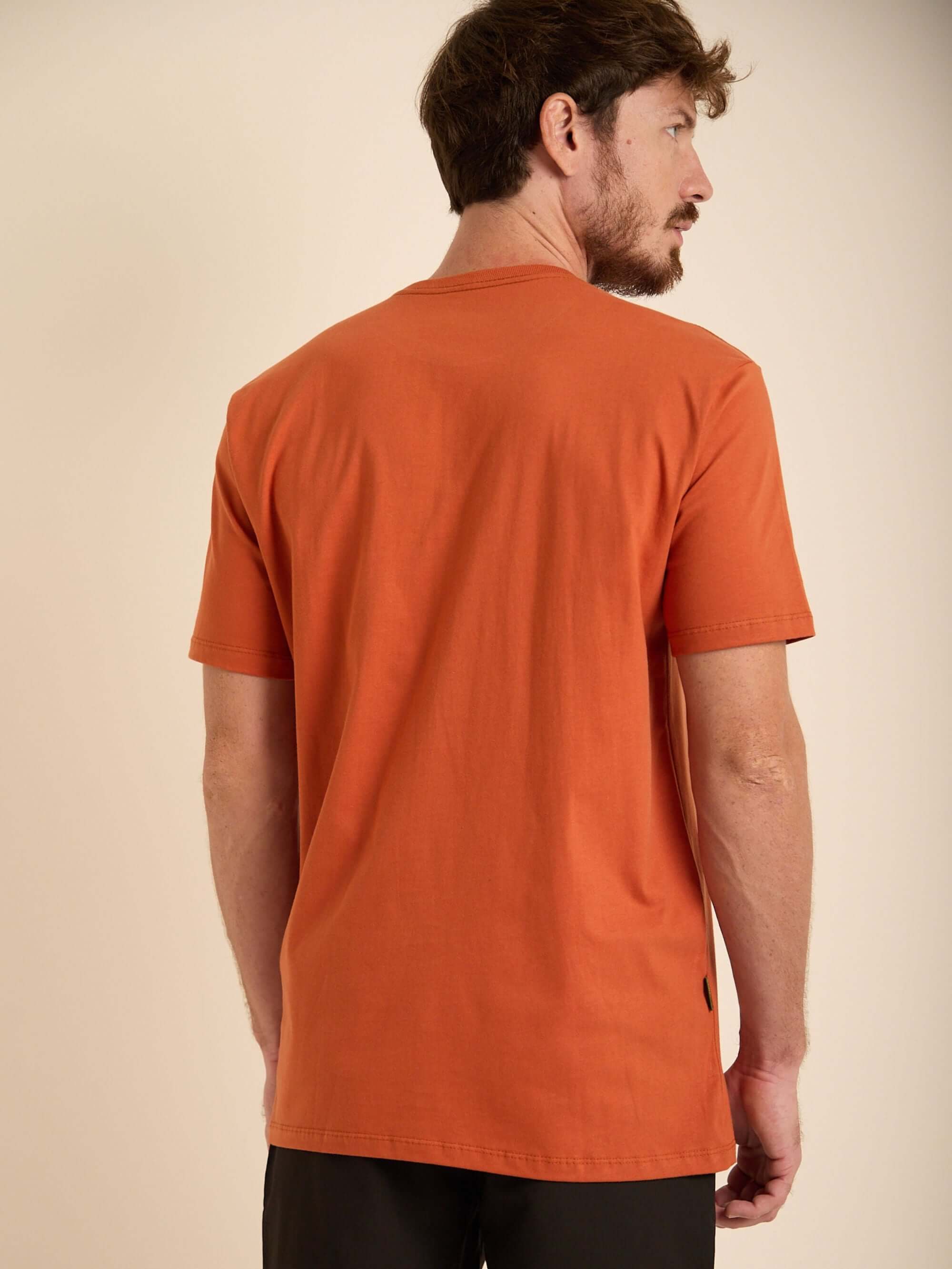 Camiseta Journey da Greenish em laranja, vista de costas, feita de algodão, ideal para looks despojados.