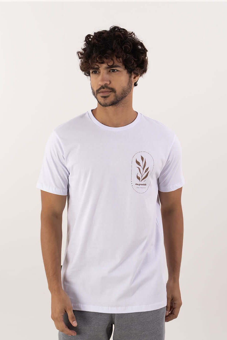 Camiseta Natureza branca da Greenish, com estampa minimalista e modelagem clássica, ideal para o dia a dia.