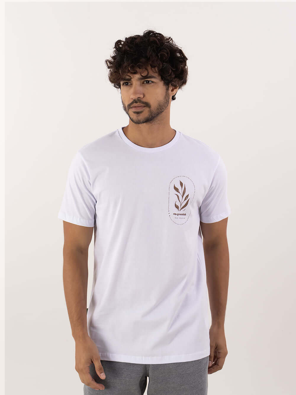 Camiseta Natureza branca da Greenish, com estampa minimalista e modelagem clássica, ideal para o dia a dia.