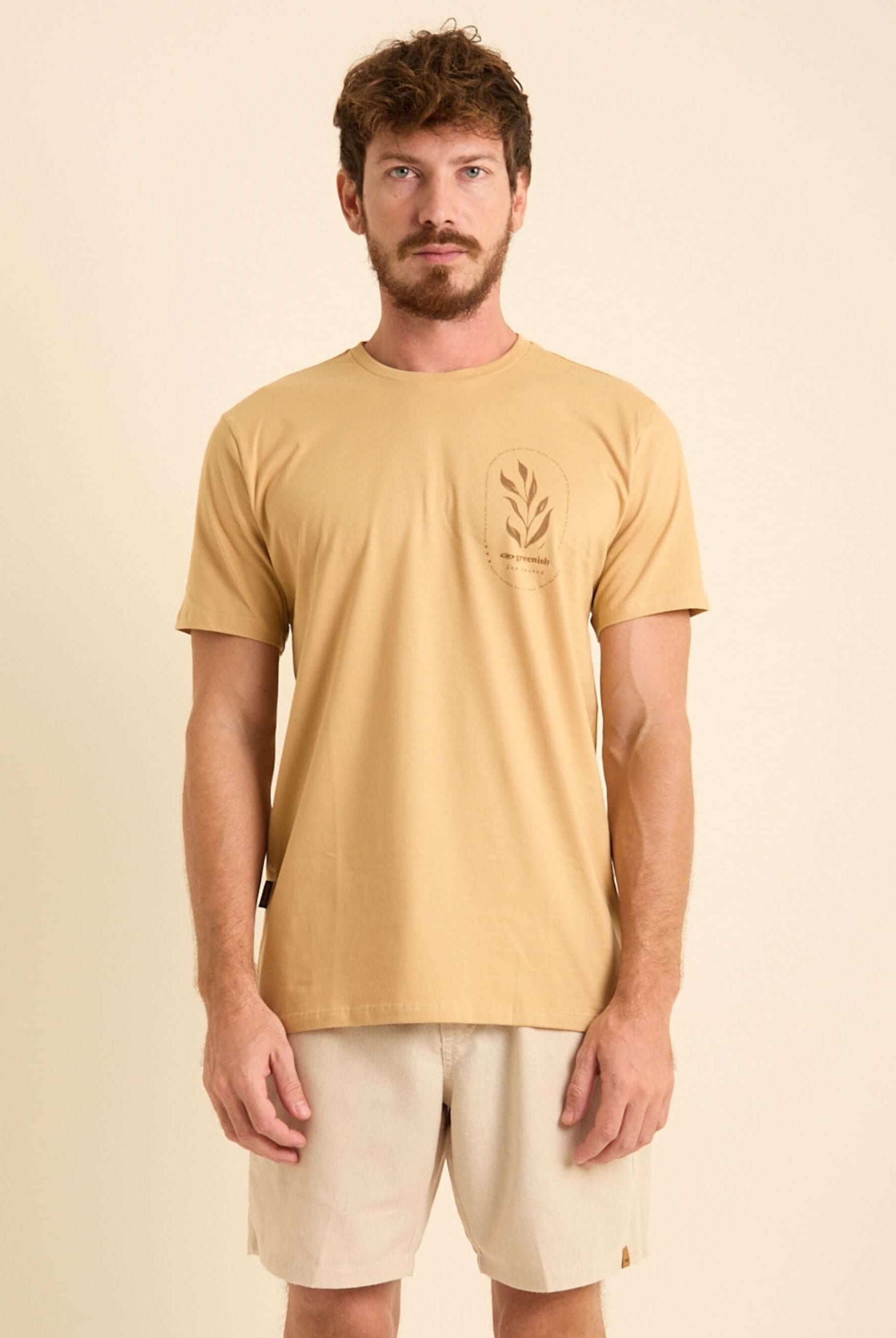 Camiseta Natureza caqui da marca Greenish, em algodão, com modelo clássico e print minimalista.