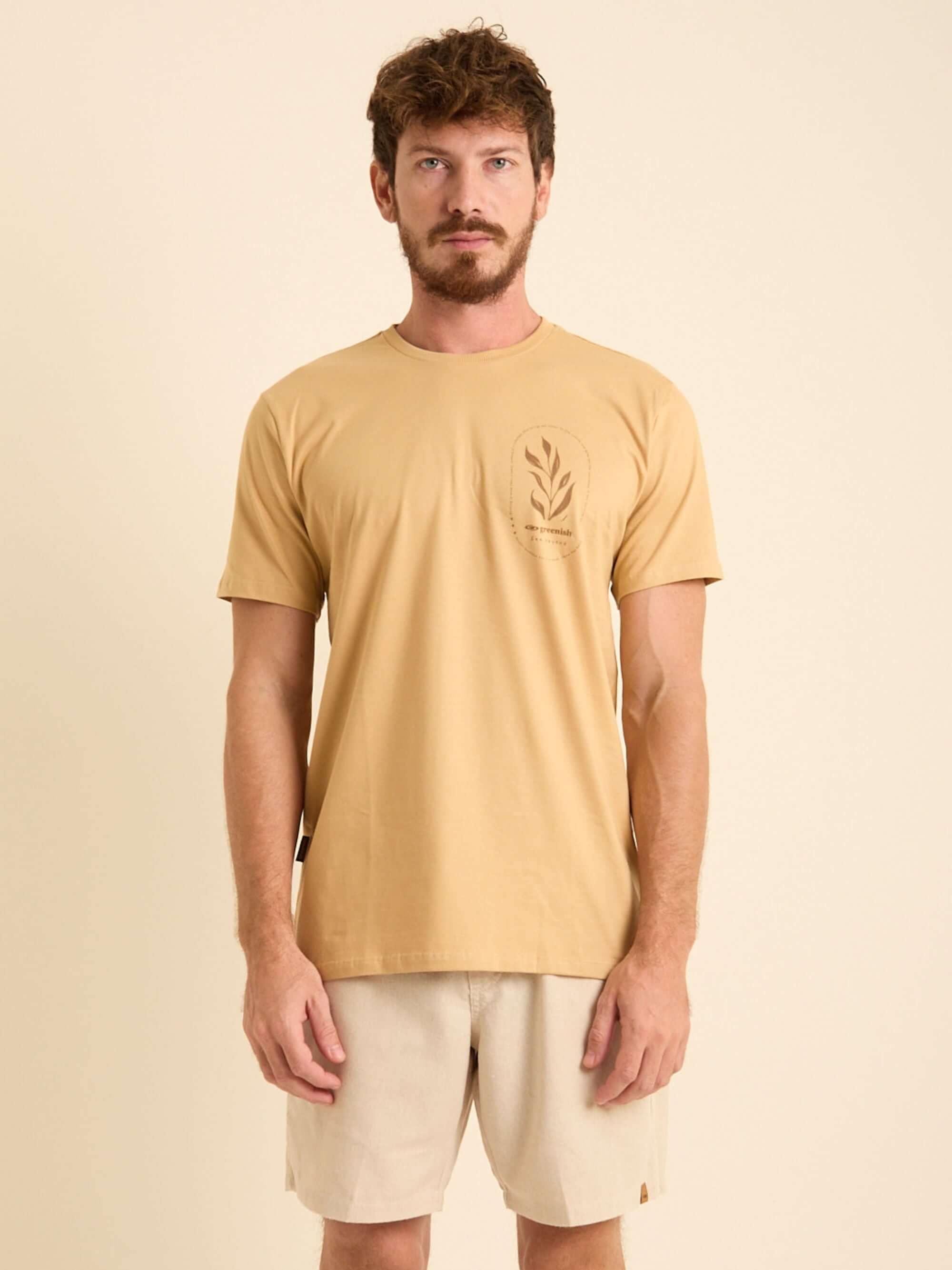 Camiseta Natureza caqui da marca Greenish, em algodão, com modelo clássico e print minimalista.