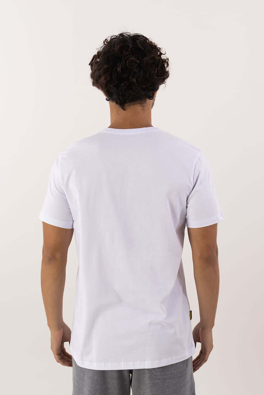 Camiseta Natureza branca da Greenish, modelo clássico em algodão, vista traseira, ideal para o dia a dia.