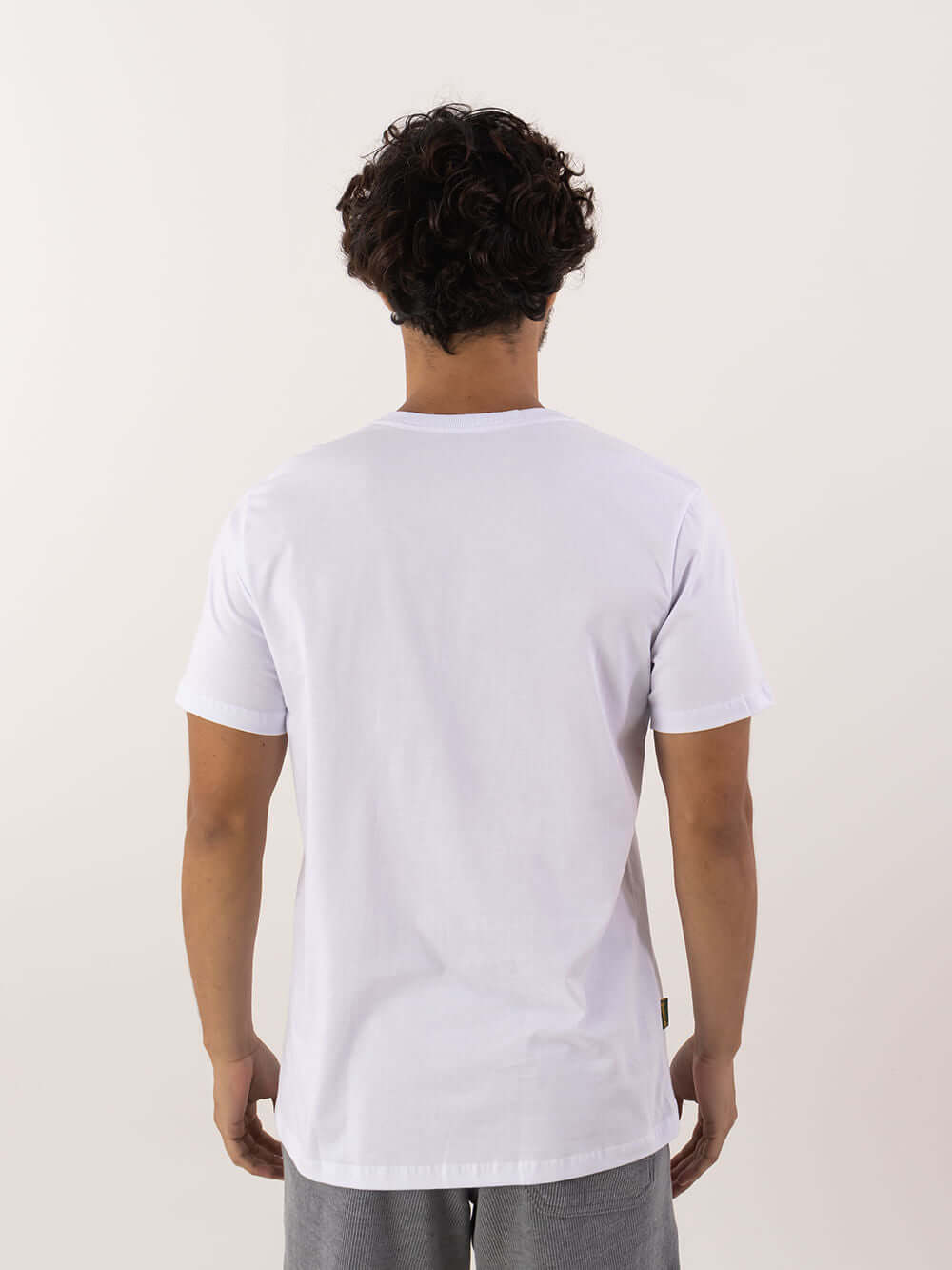 Camiseta Natureza branca da Greenish, modelo clássico em algodão, vista traseira, ideal para o dia a dia.