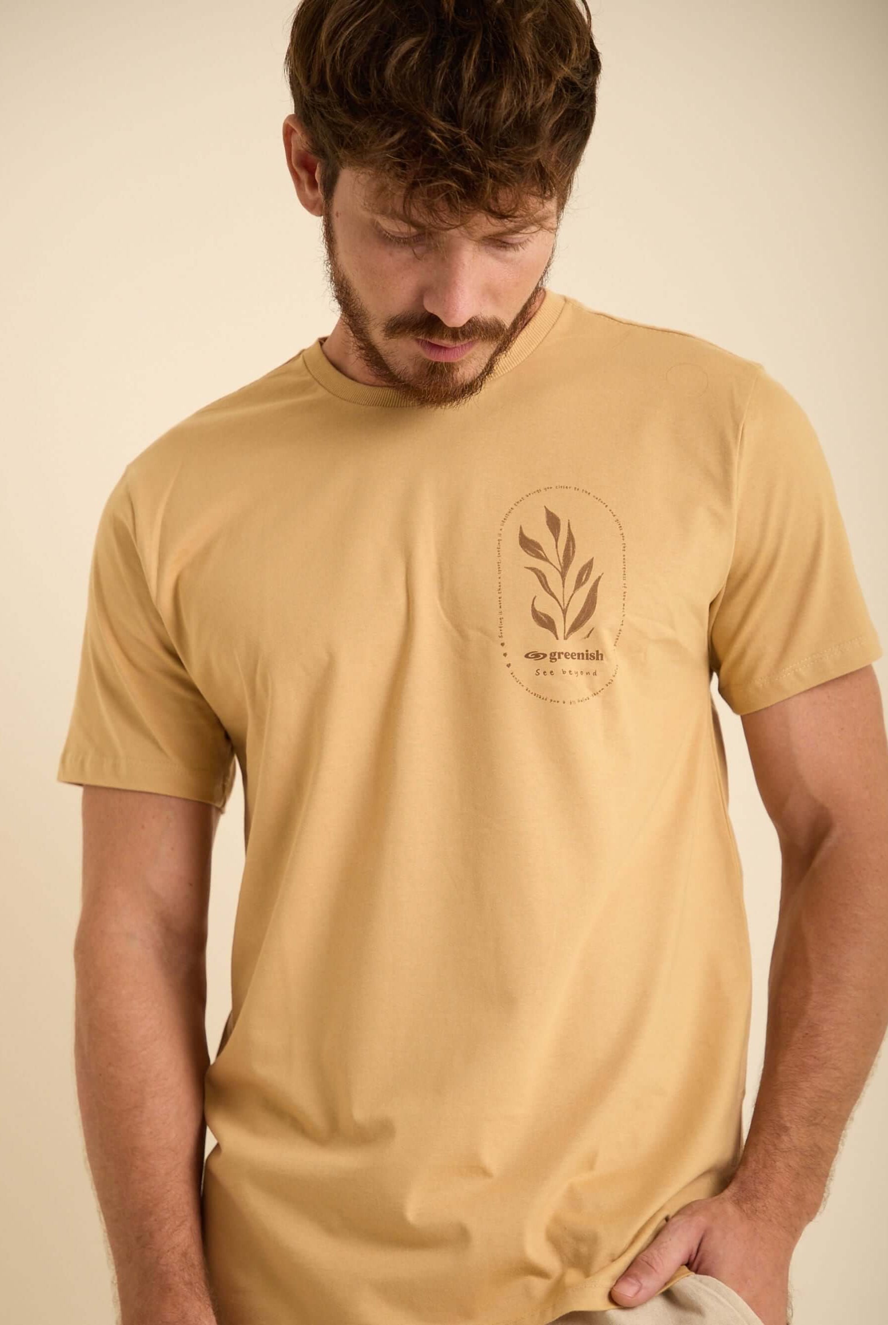 Camiseta Natureza da Greenish em caqui, modelagem clássica e print minimalista perfeita para o dia a dia.