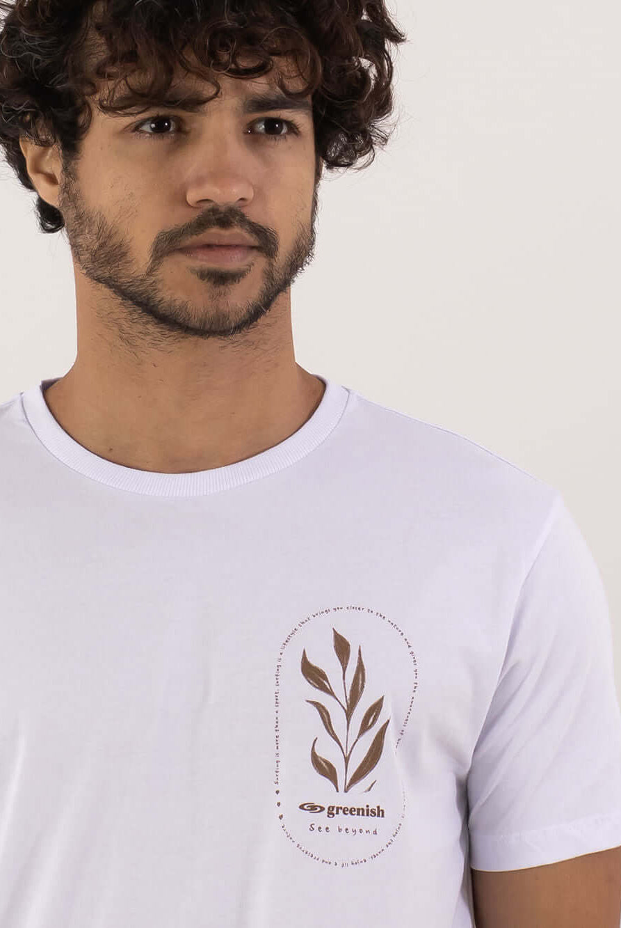 Camiseta Natureza da Greenish em branco, com detalhe de estampa minimalista e toque suave.