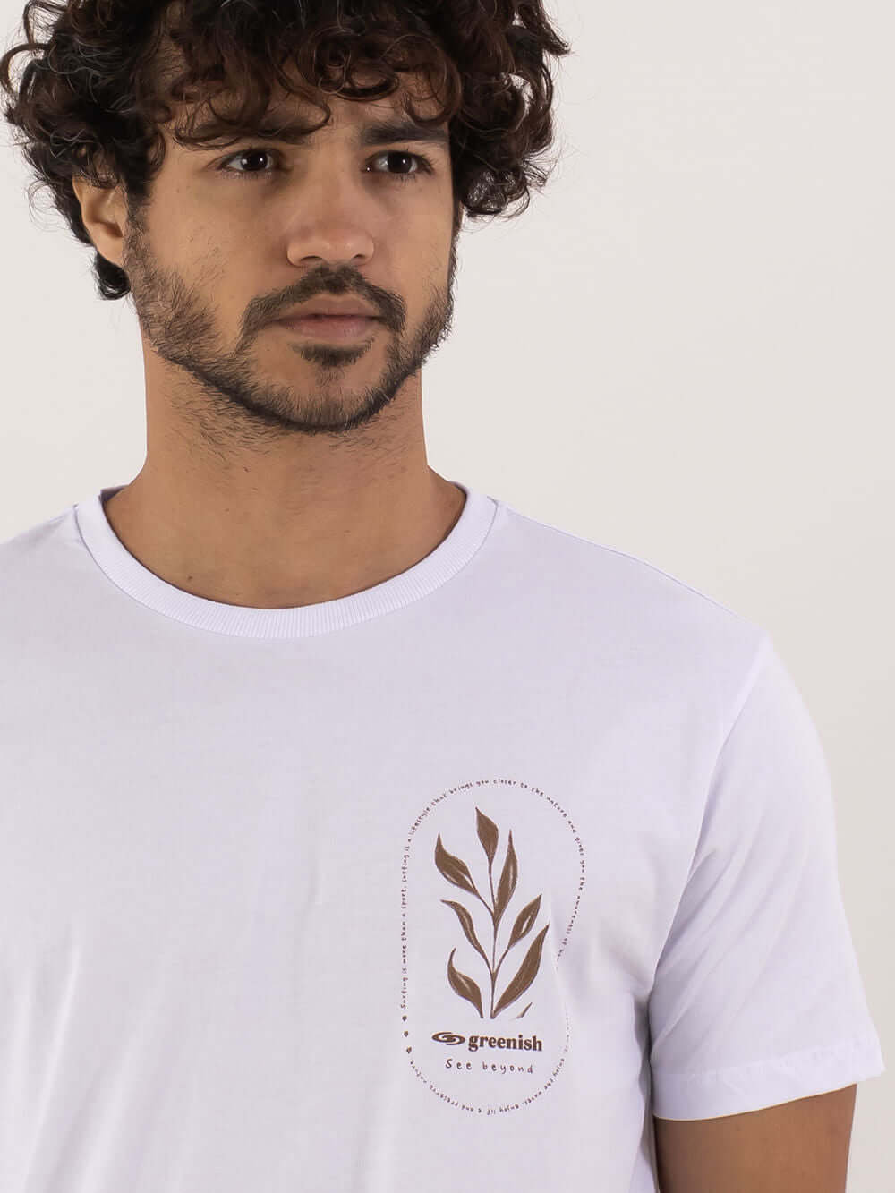 Camiseta Natureza da Greenish em branco, com detalhe de estampa minimalista e toque suave.