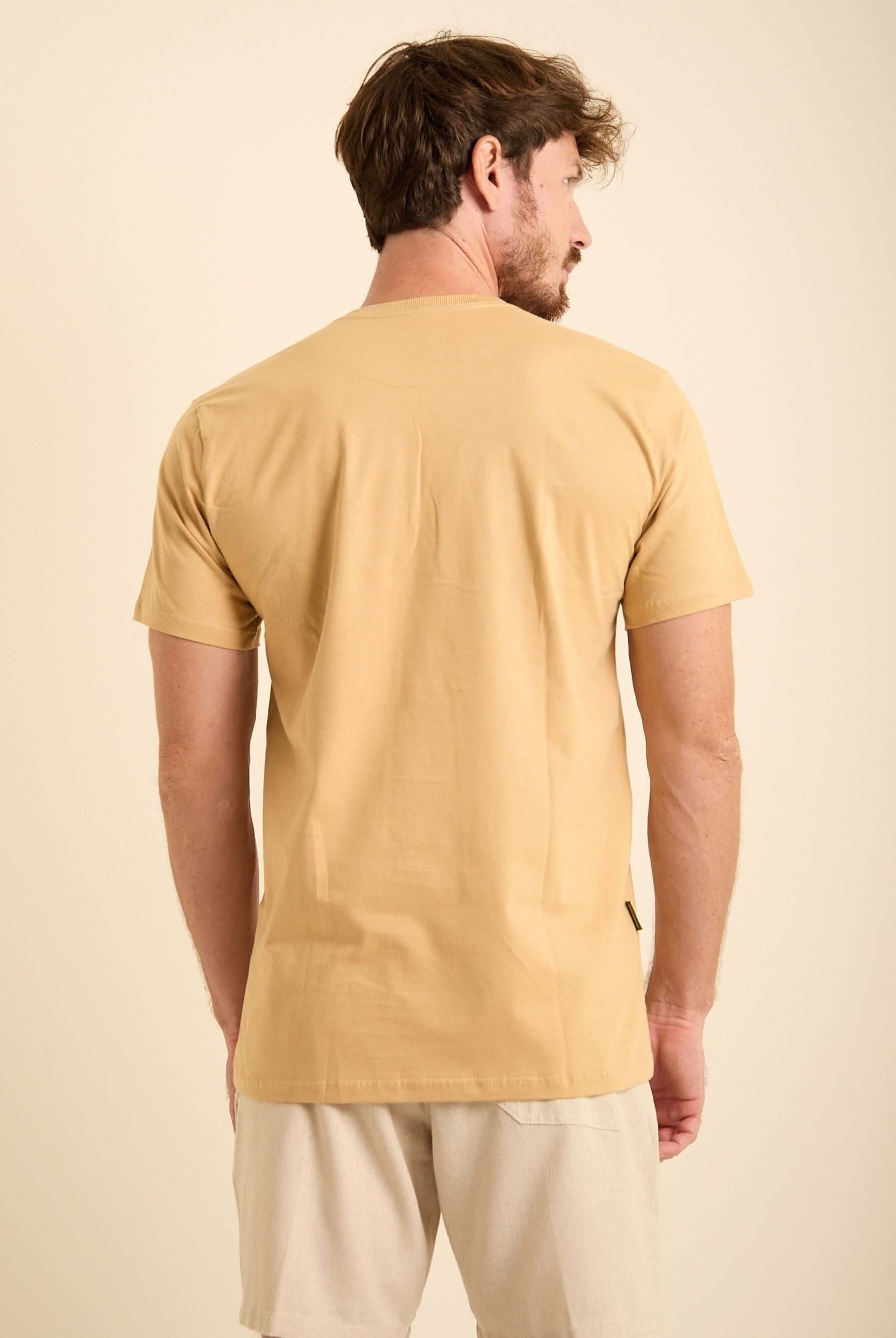 Camiseta Natureza caqui da marca Greenish, vista de costas, em algodão leve e confortável.