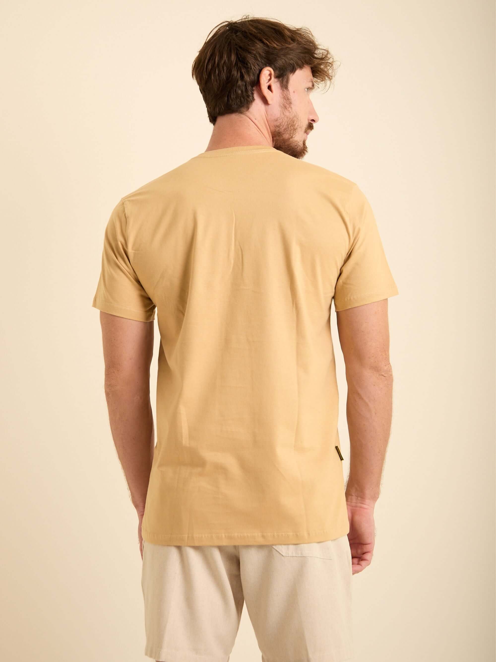 Camiseta Natureza caqui da marca Greenish, vista de costas, em algodão leve e confortável.