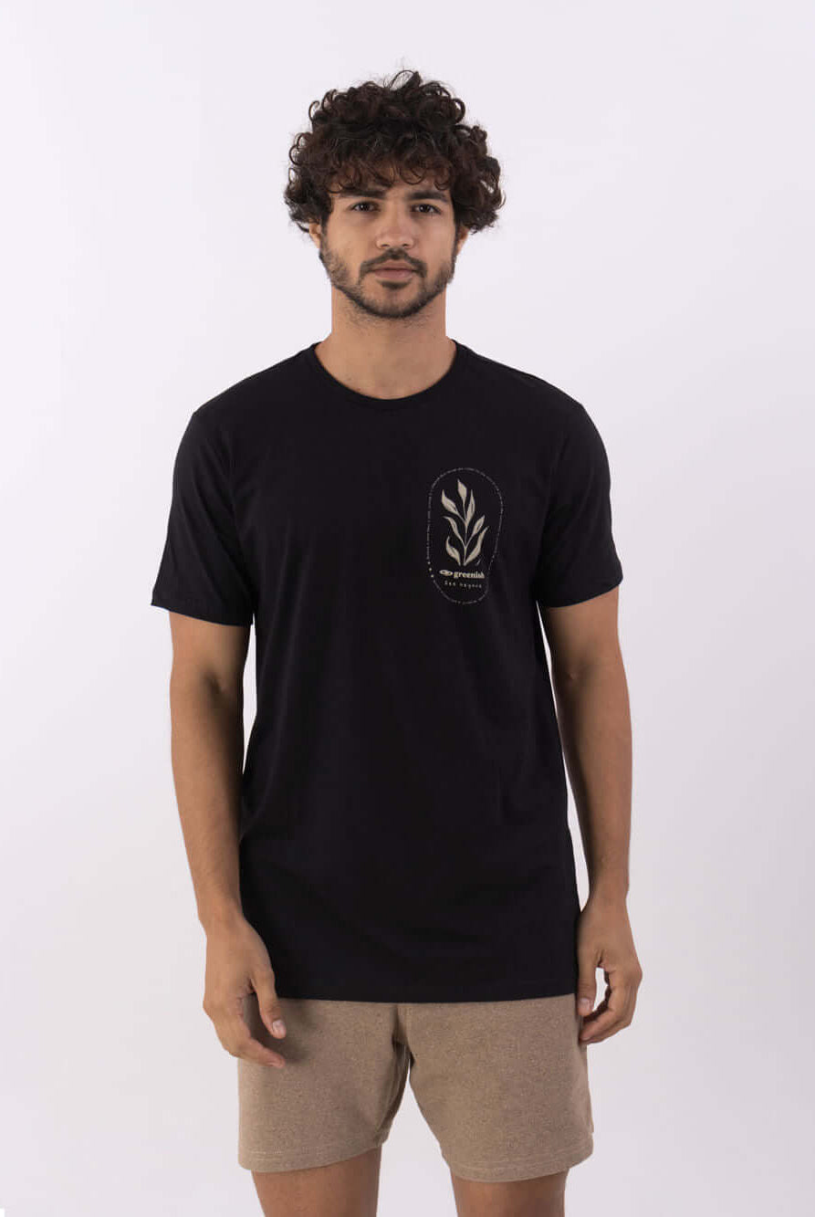 Camiseta Natureza preta da Greenish, modelagem clássica em 100% algodão, com print original e toque suave.