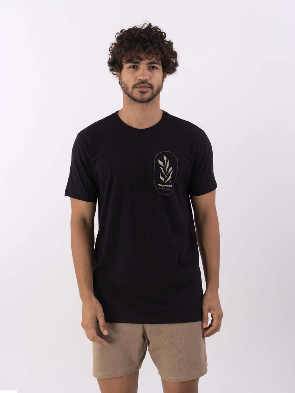Camiseta Natureza preta da Greenish, modelagem clássica em 100% algodão, com print original e toque suave.