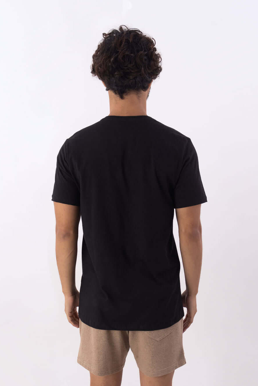 Camiseta Natureza preta da Greenish, vista traseira em malha 100% algodão, conforto e estilo minimalista.