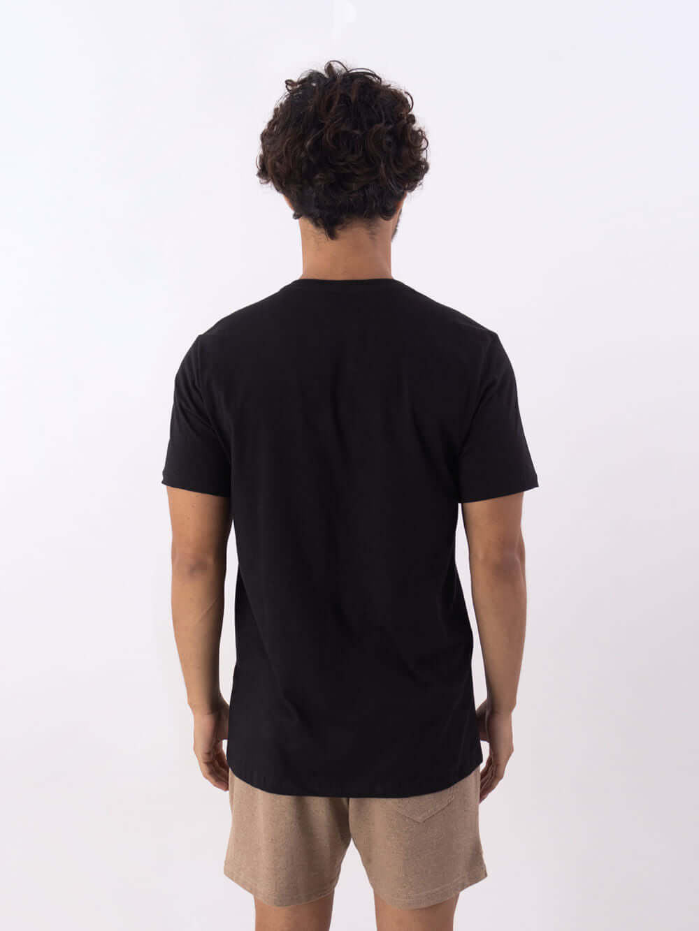 Camiseta Natureza preta da Greenish, vista traseira em malha 100% algodão, conforto e estilo minimalista.