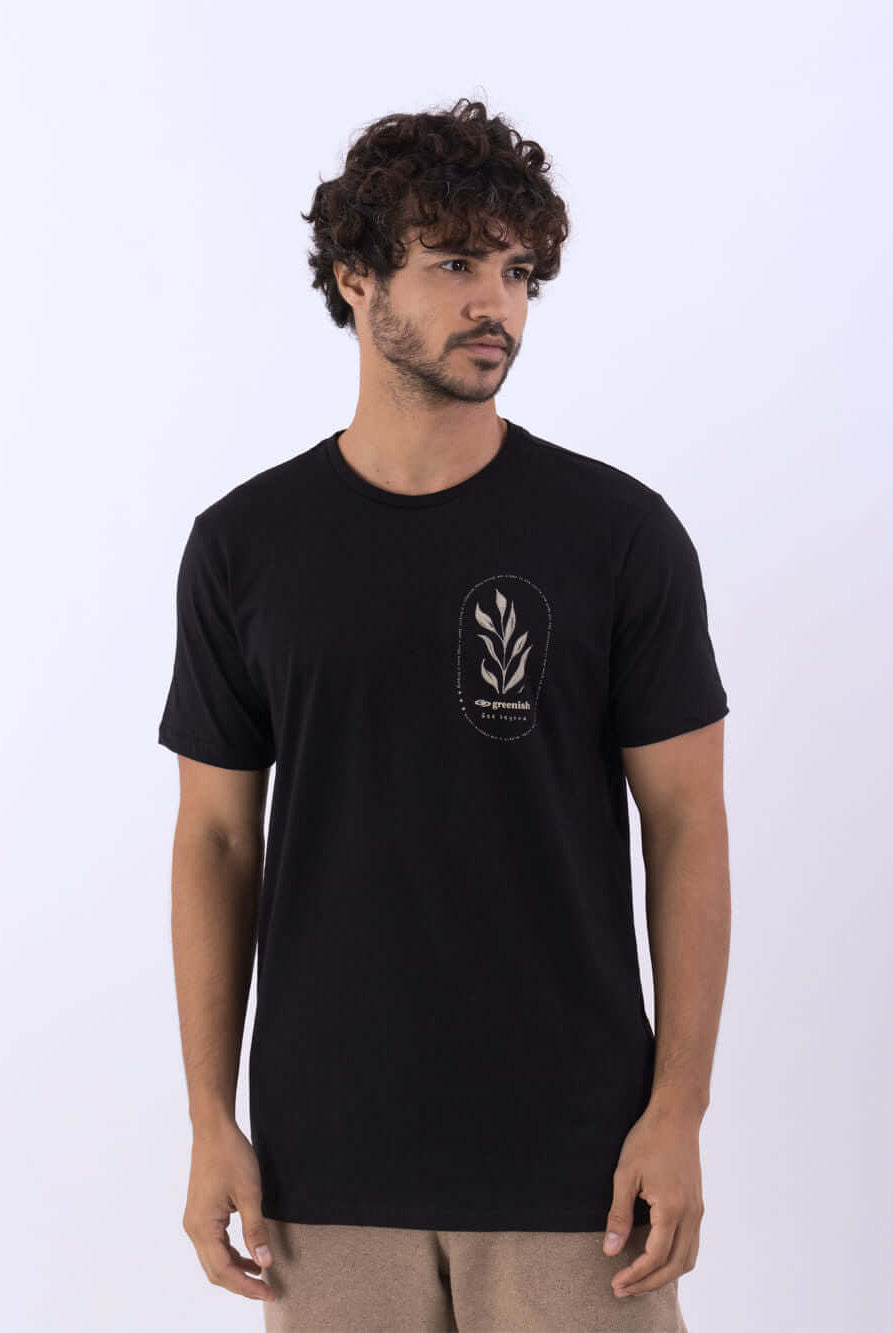 Camiseta preta Natureza da marca Greenish, modelo clássico em algodão, com estampa minimalista ideal para o dia a dia.
