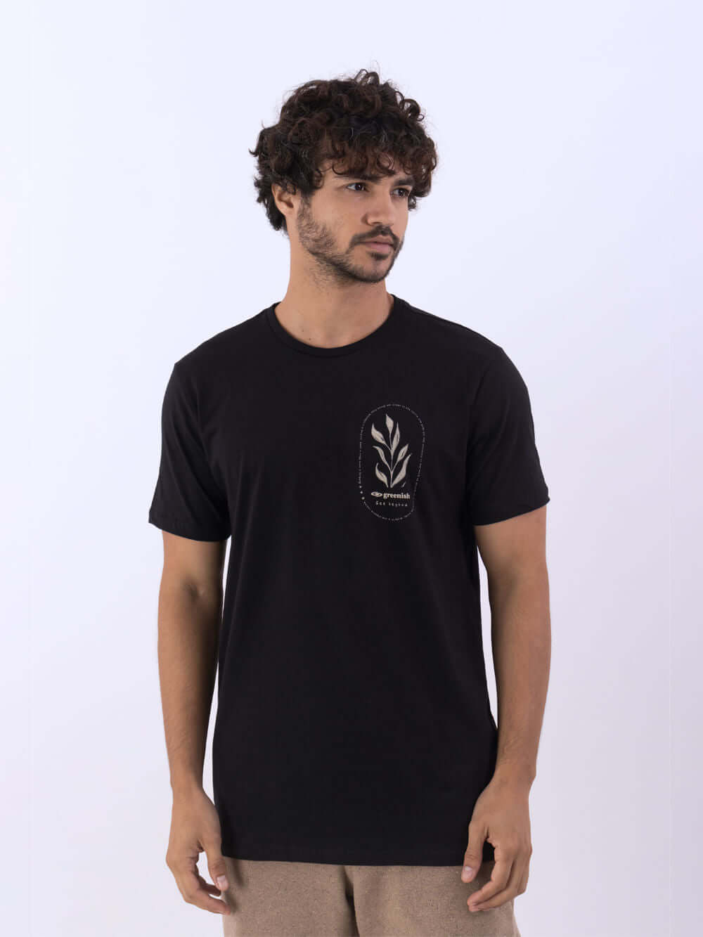 Camiseta preta Natureza da marca Greenish, modelo clássico em algodão, com estampa minimalista ideal para o dia a dia.