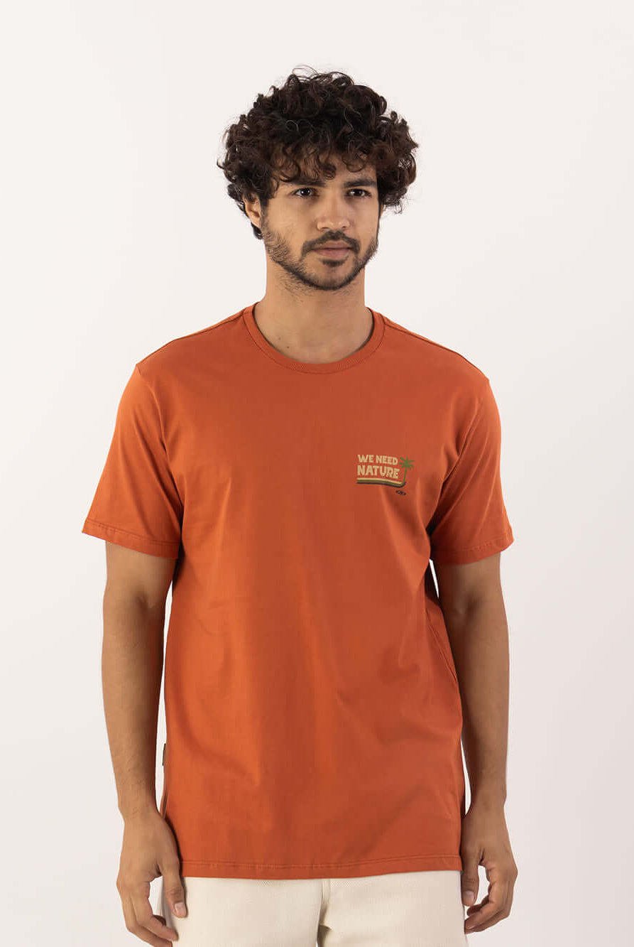 Camiseta Greenish Need Nature laranja, confortável em 100% algodão, ideal para uso diário.