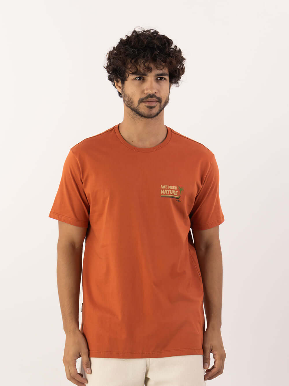 Camiseta Greenish Need Nature laranja, confortável em 100% algodão, ideal para uso diário.