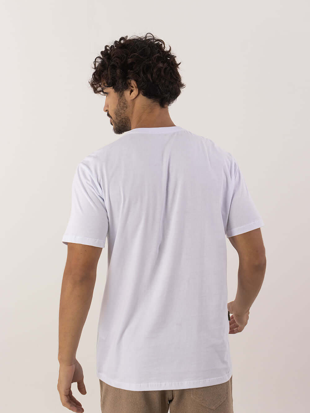 Camiseta Greenish branca vista traseira, feita com 100% algodão, ideal para o dia a dia e com estampa exclusiva.