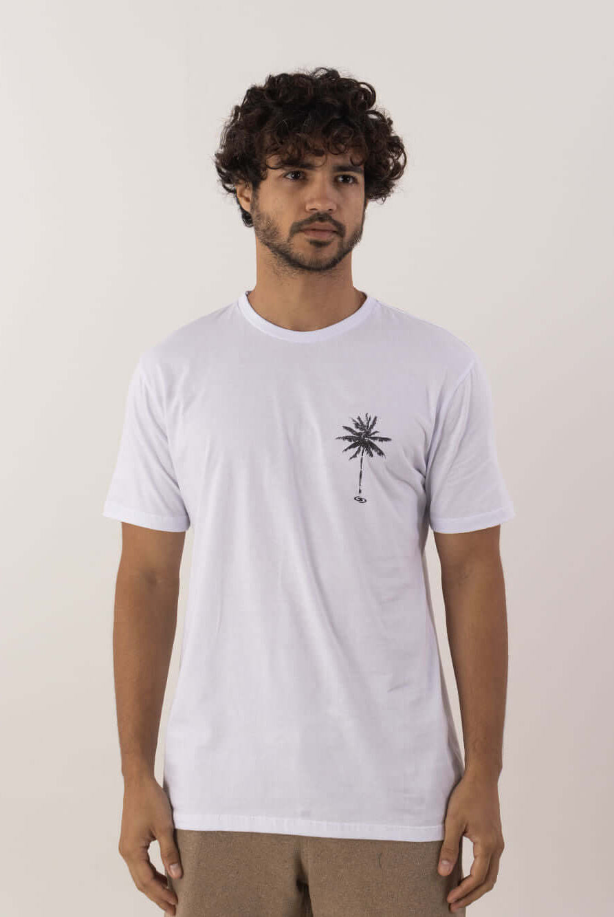 Camiseta branca com estampa de palmeira, modelo clássico da Greenish, ideal para uso diário.