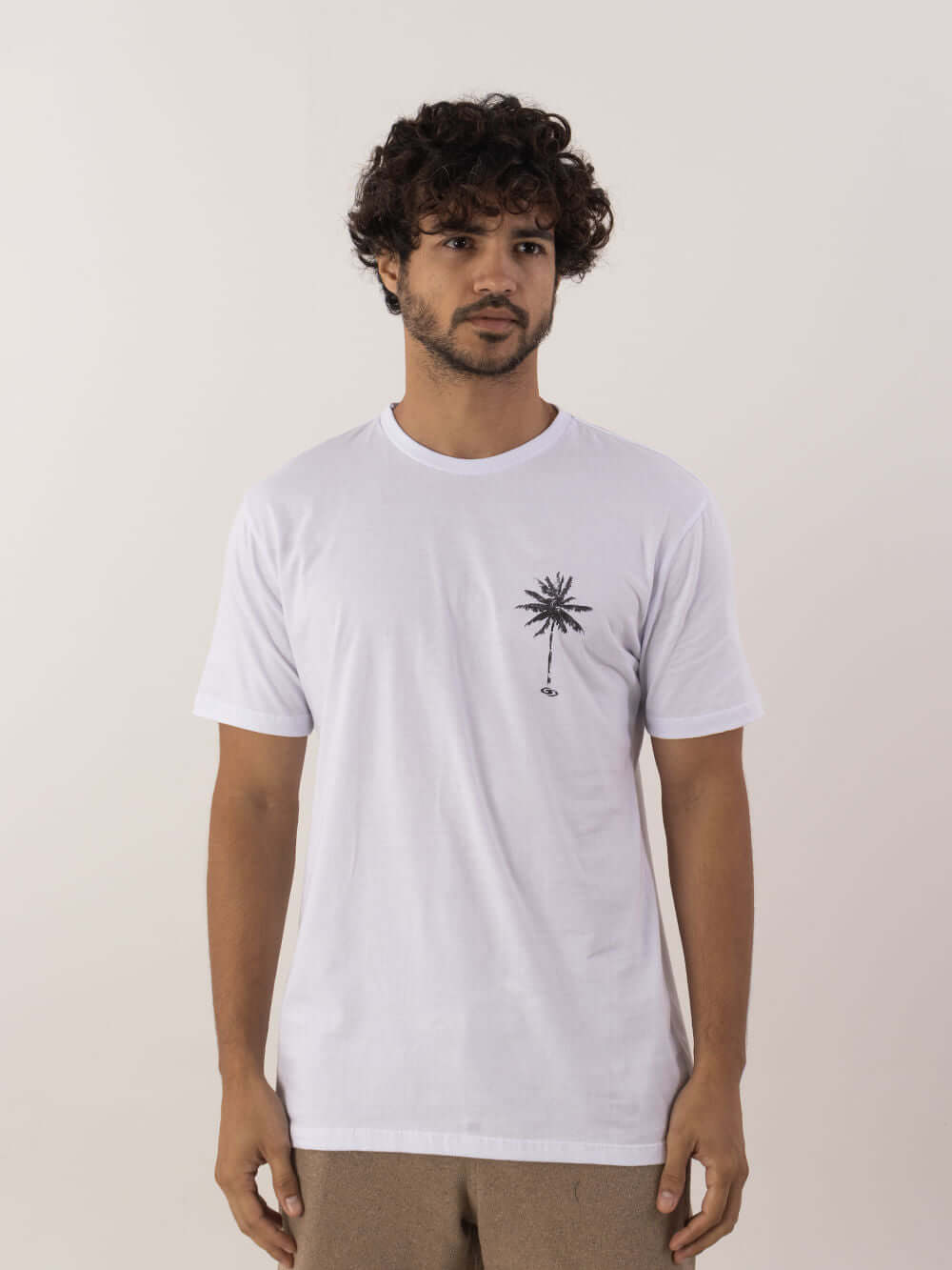 Camiseta branca com estampa de palmeira, modelo clássico da Greenish, ideal para uso diário.