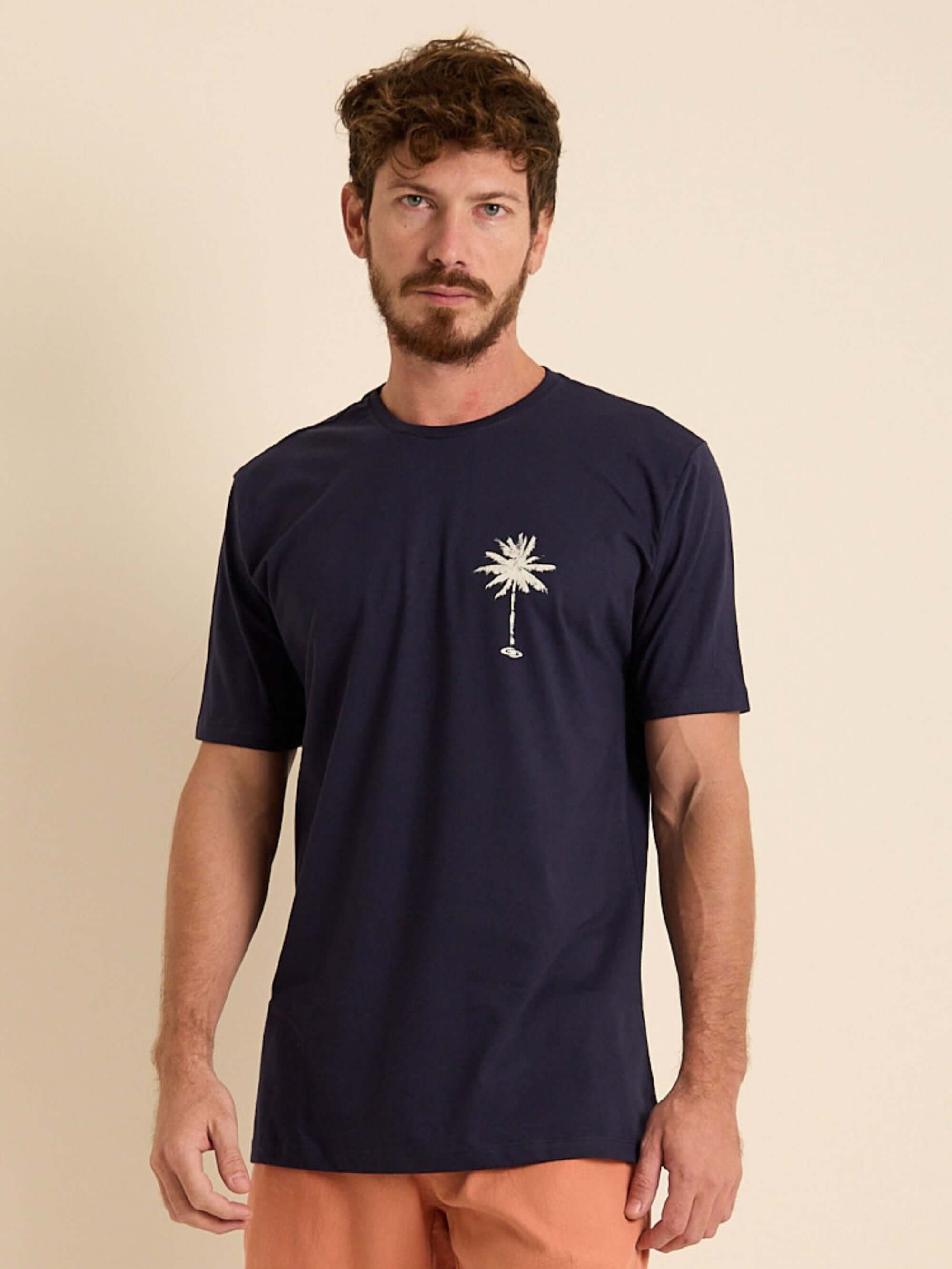 Camiseta azul marinho Greenish com estampa de palmeira, modelagem clássica, 100% algodão e ideal para o dia a dia.