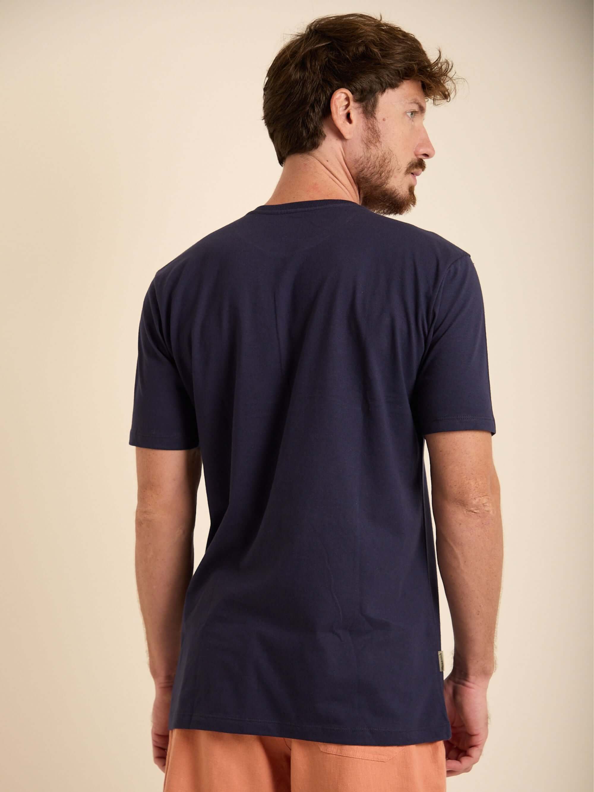 Camiseta Greenish azul marinho vista traseira, 100% algodão, design minimalista para uso diário.