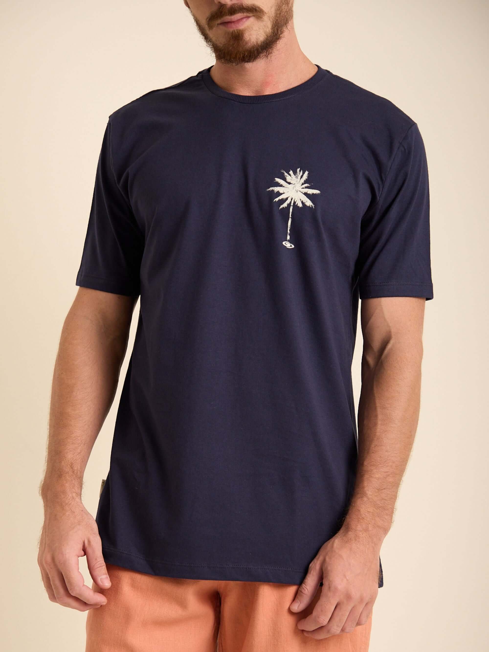 Camiseta Greenish azul marinho com estampa de palmeira, feita com malha 100% algodão, ideal para o dia a dia.