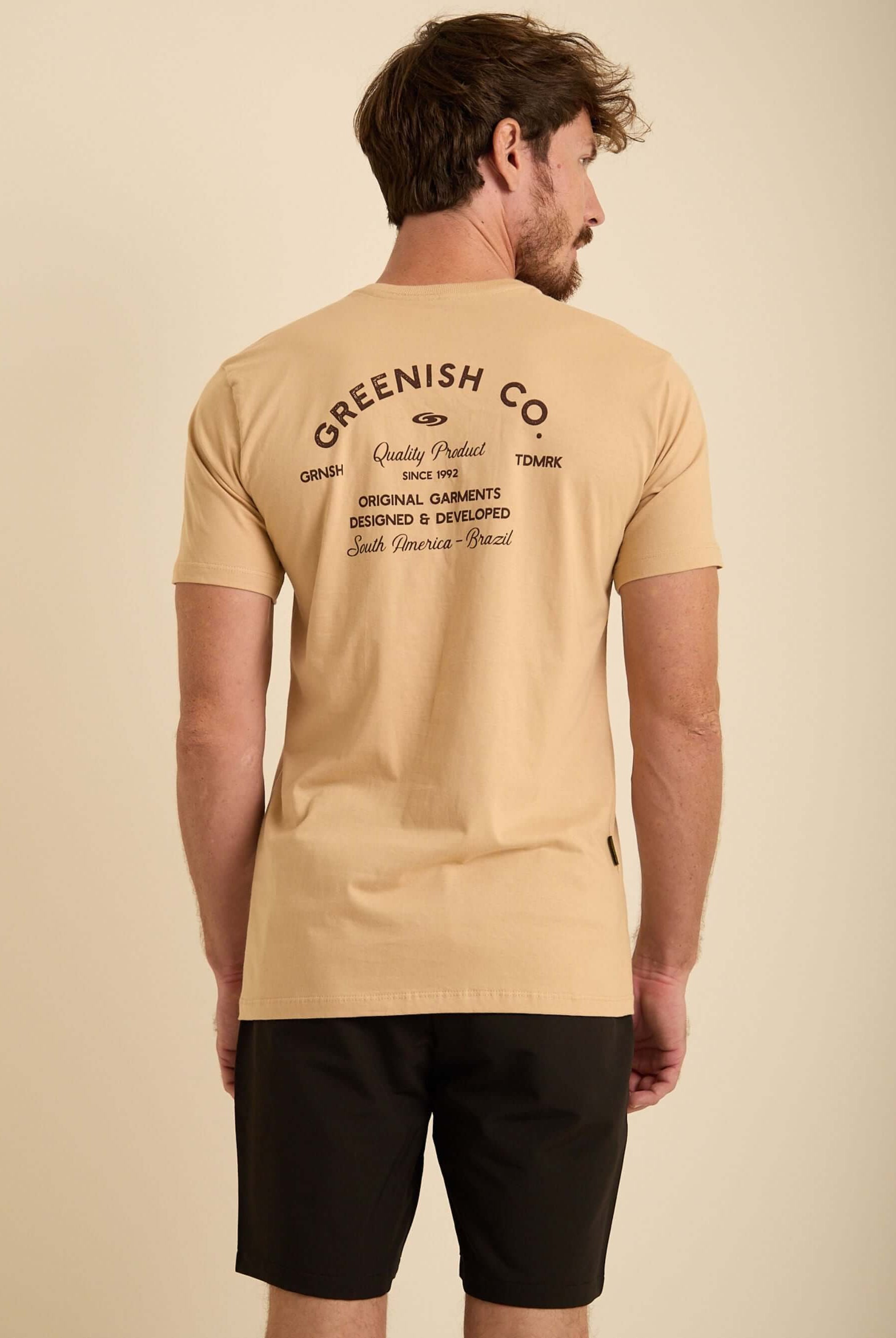 Camiseta Greenish Co. caqui com estampa na parte de trás, oferecendo estilo streetwear e conforto.
