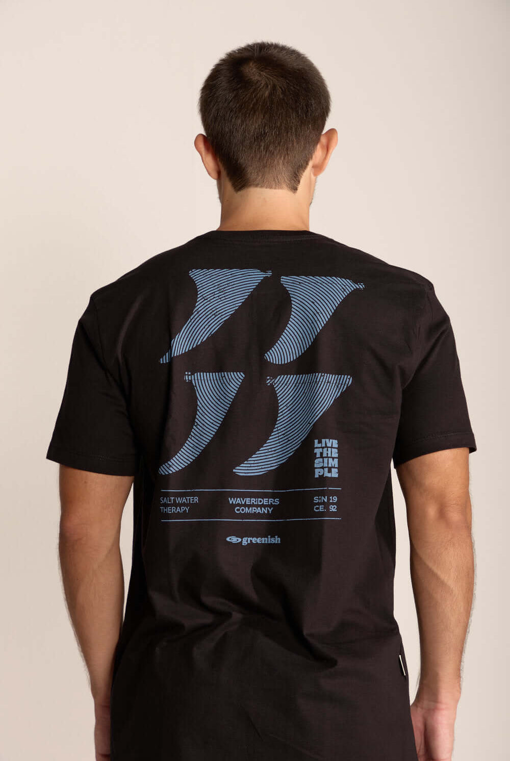 Camiseta Greenish Live The Simple - Preto com estampa exclusiva nas costas, perfeita para o dia a dia e vibe de liberdade.