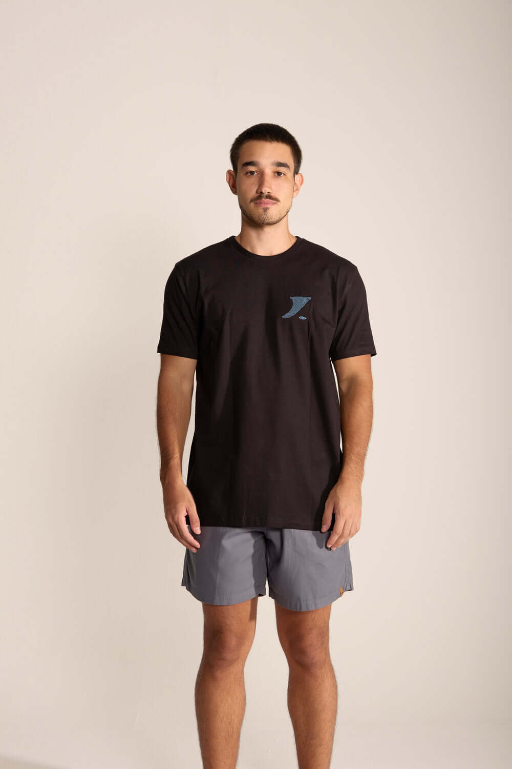 Camiseta masculina Greenish Live The Simple preta, confortável para o dia a dia e com estampa exclusiva nas costas.