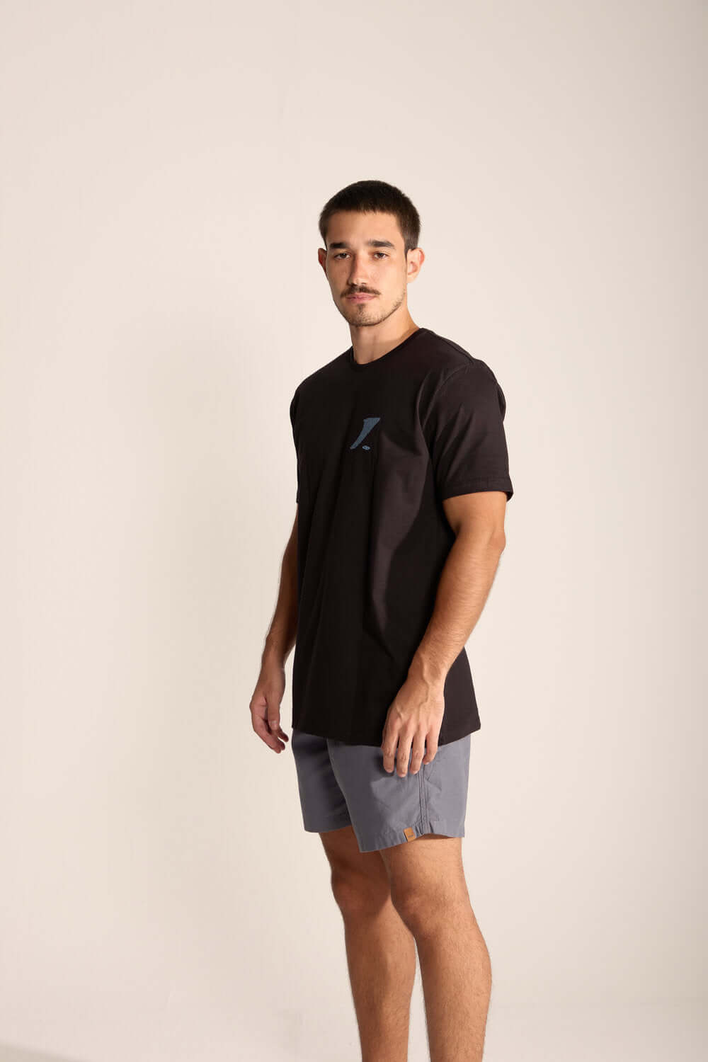 Camiseta masculina Greenish Live The Simple preta, confortável e leve, perfeita para o dia a dia e atividades ao ar livre.