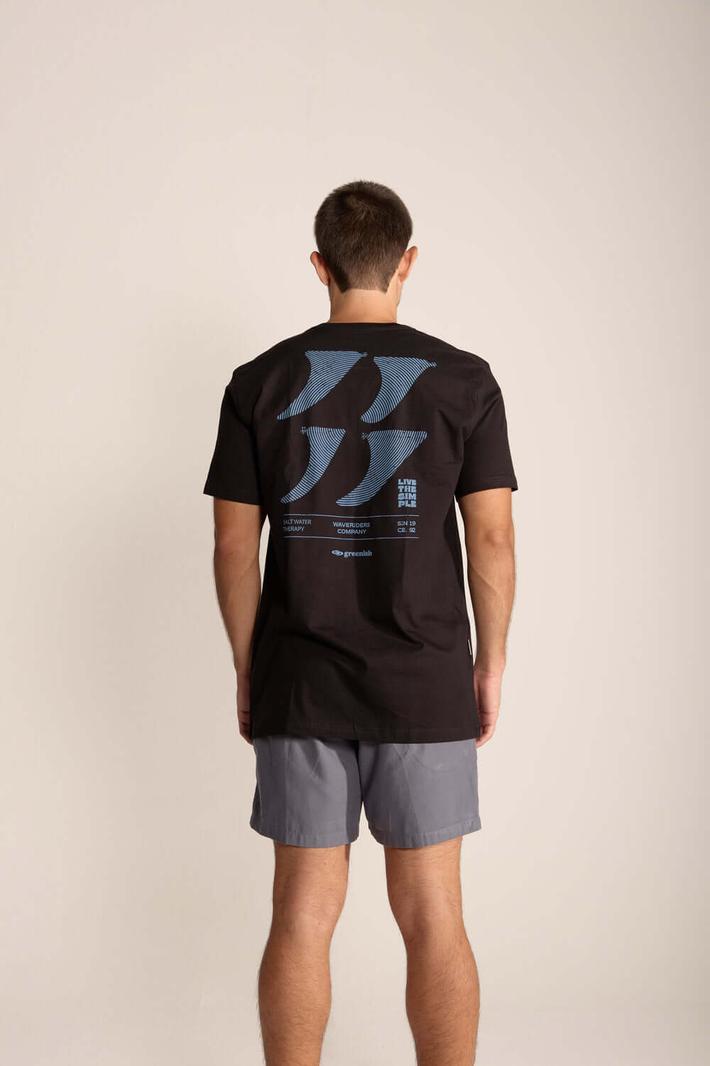 Camiseta da Greenish Live The Simple, estampa exclusiva nas costas, usado por homem com shorts.